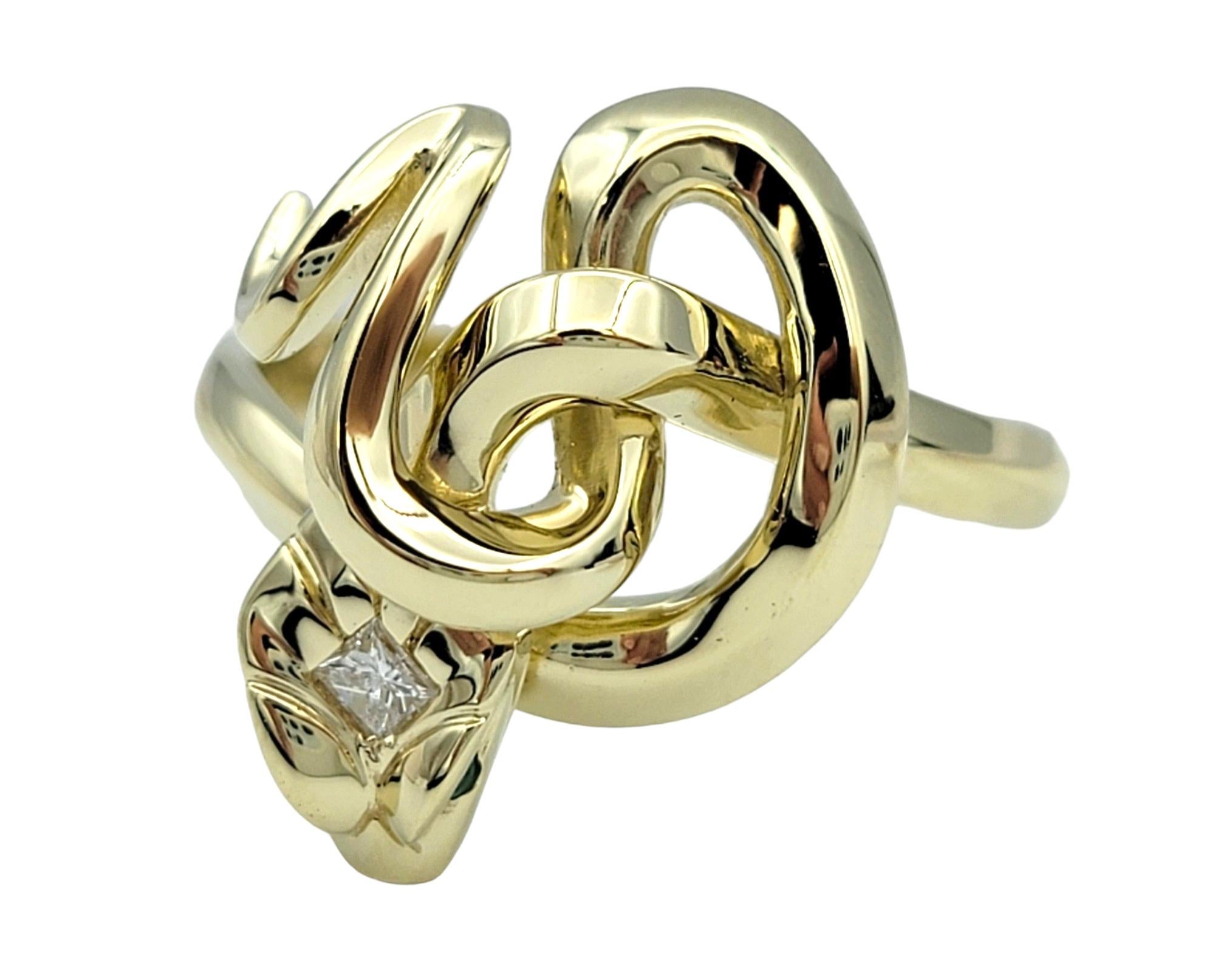 Anillo Serpiente Retorcida con Cabeza de Diamante y Ojos Verdes Engastado en Oro Amarillo de 14 Kilates Contemporáneo en venta