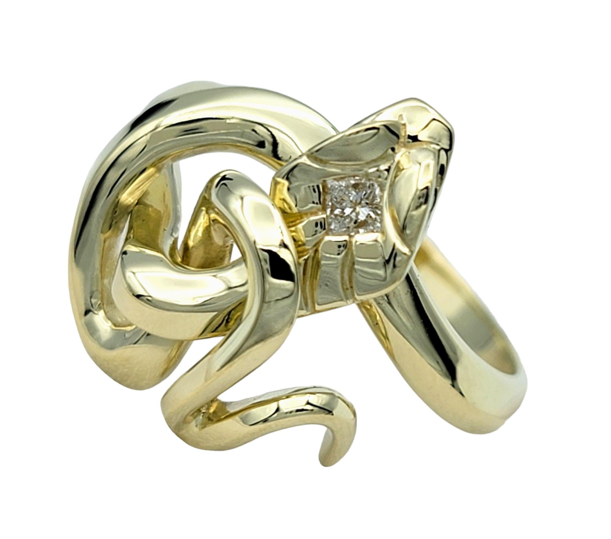 Anillo Serpiente Retorcida con Cabeza de Diamante y Ojos Verdes Engastado en Oro Amarillo de 14 Kilates Corte cuadrado en venta