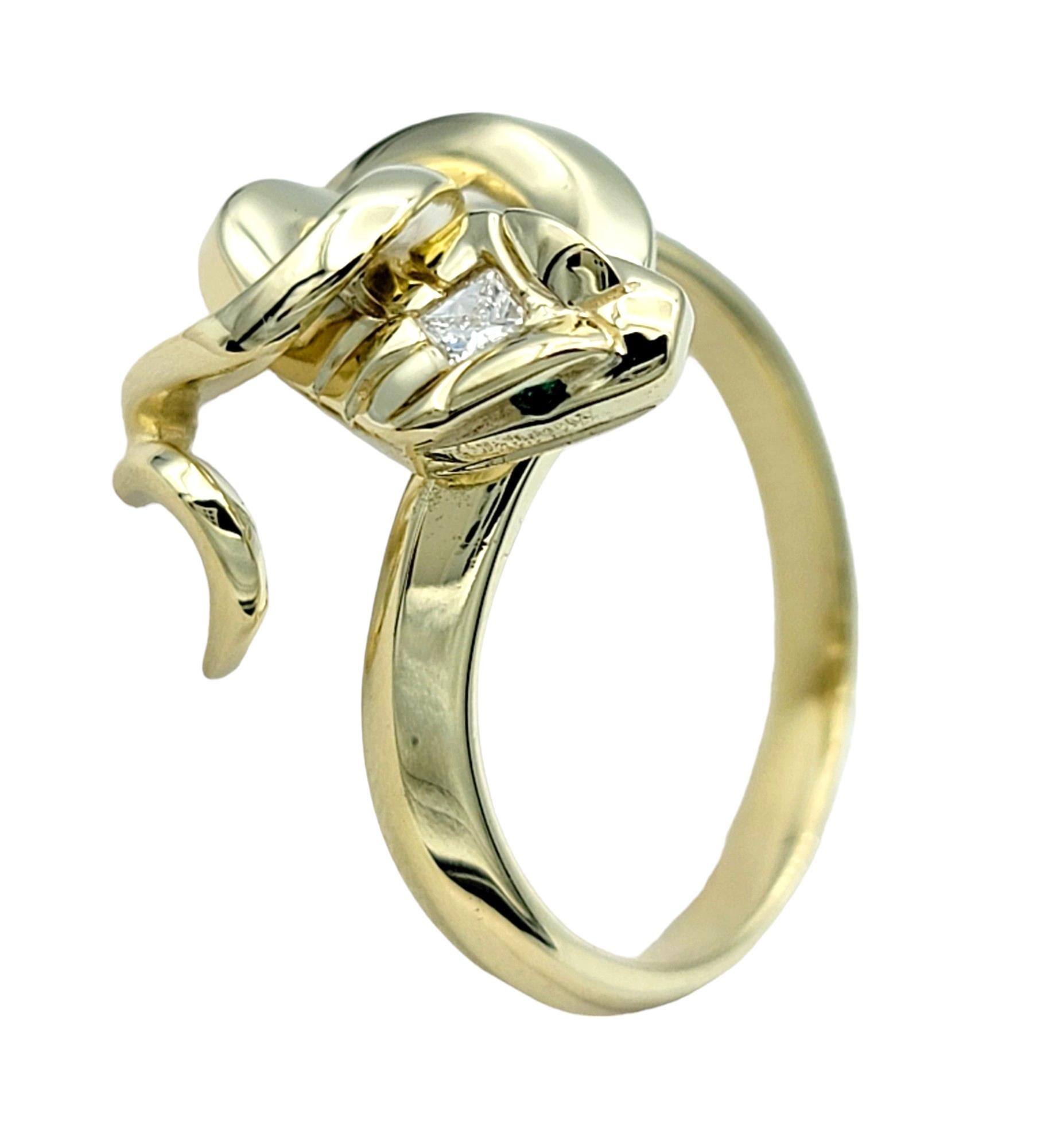 Femenino o masculino Anillo Serpiente Retorcida con Cabeza de Diamante y Ojos Verdes Engastado en Oro Amarillo de 14 Kilates en venta