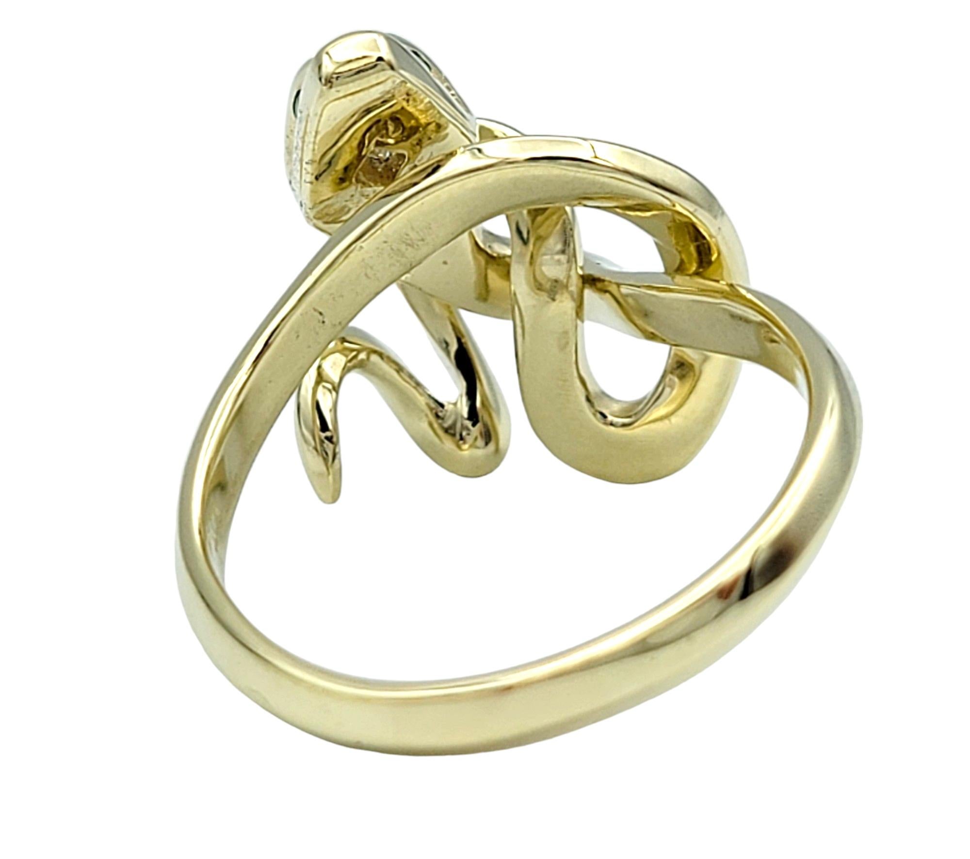 Anillo Serpiente Retorcida con Cabeza de Diamante y Ojos Verdes Engastado en Oro Amarillo de 14 Kilates en venta 1