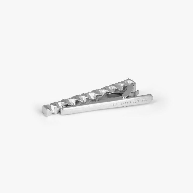 Pasador de corbata cuadrado retorcido en plata de ley

Inspirado en una tendencia arquitectónica, la columna en espiral, en la que pilas de ladrillos se disponen en un movimiento de torsión. Nuestra imitación de esta tendencia crea una sensación de