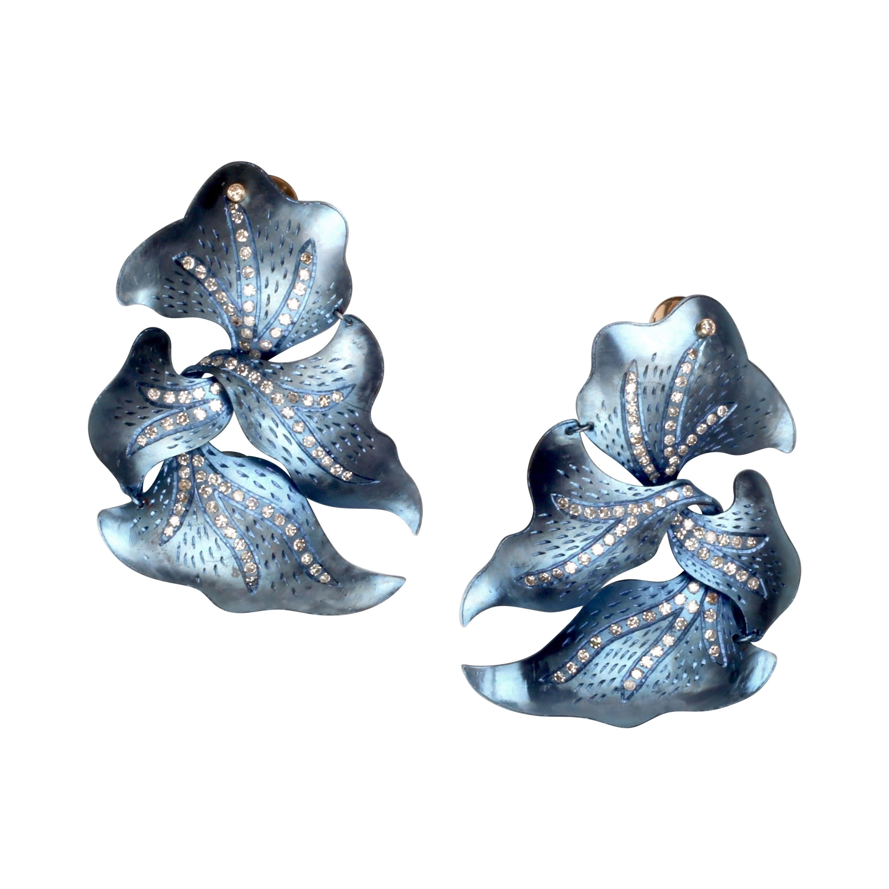 Boucles d'oreilles torsadées en titane avec diamants