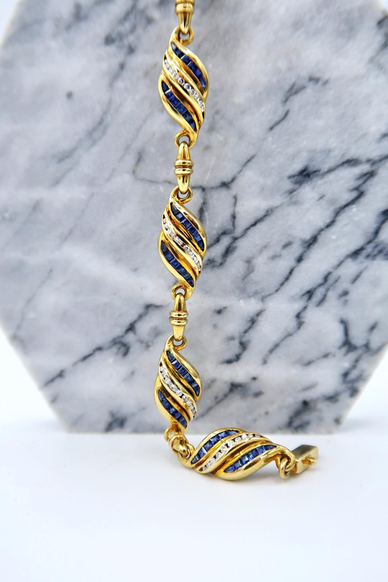 Twisted Triple Striped Baguette Blue Sapphire Diamond Curl Link Bracelet in 18K Yellow Gold

Gold: 18K Yellow Gold, 13.00 g
Blue Sapphire: Baguette, 3.90 ct
Diamond: Round Brilliant, 0.39 ct

Length: 7 inches