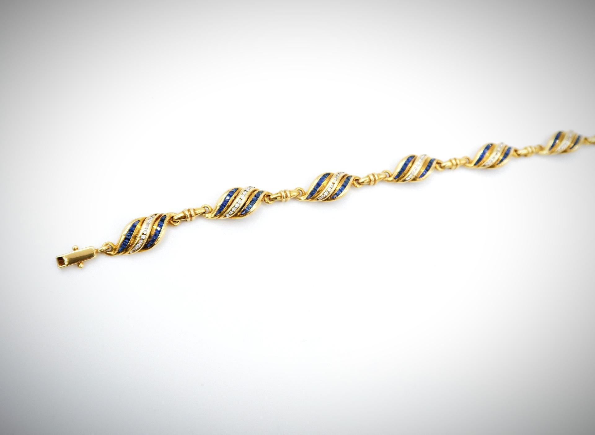 Modern Twisted Triple Striped Blue Sapphire Diamond Curl 18K Yellow Gold Link Bracelet For Sale