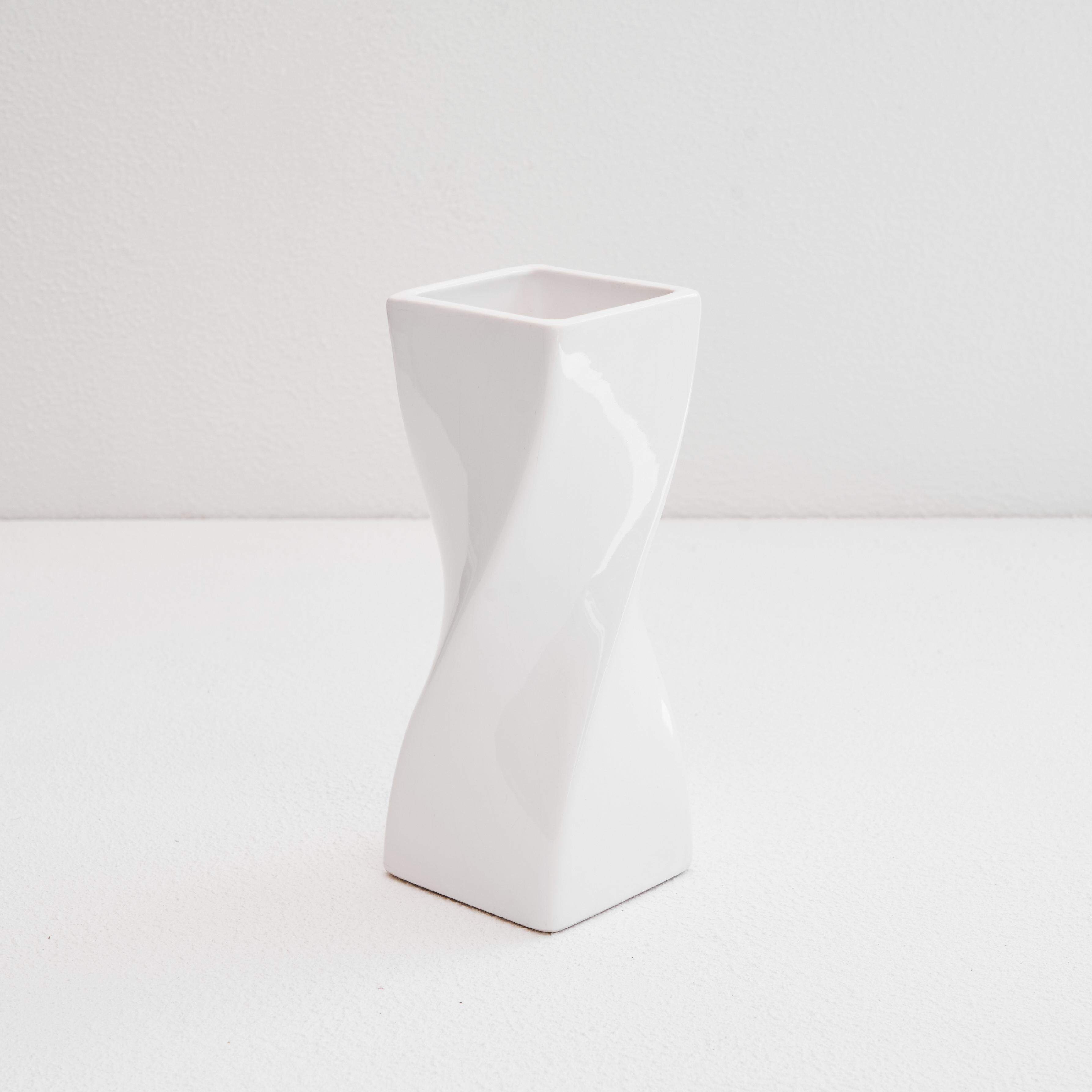 Twisted Vase in White Glazed Ceramic 1980s.

This is a wonderful white glazed ceramic vase with a postmodern shape. The twisted shape makes this vase is looking different from every point of view and never bores. It resembles works by Dutch