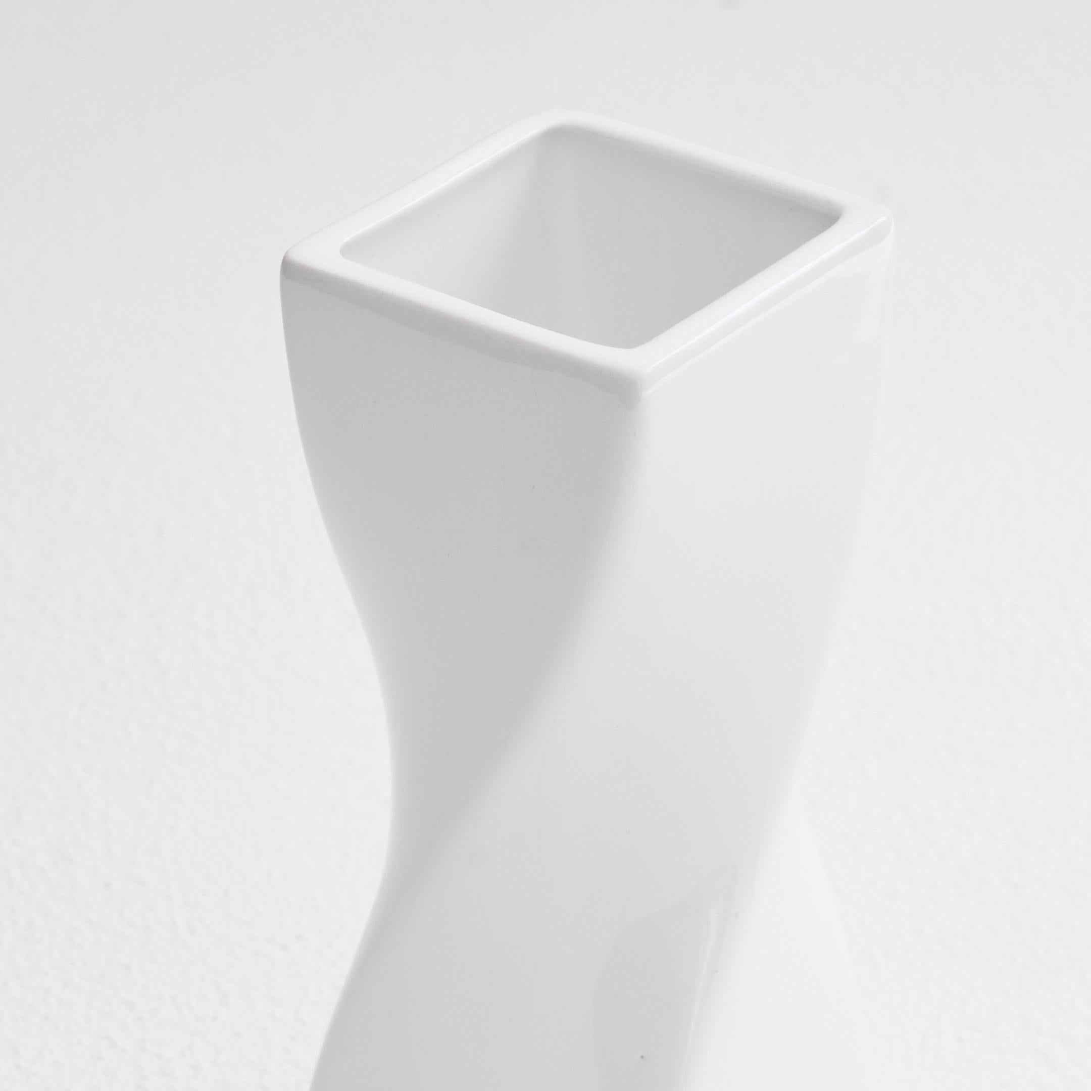 Mid-Century moderno Vaso ritorto in ceramica smaltata bianca anni '80 in vendita