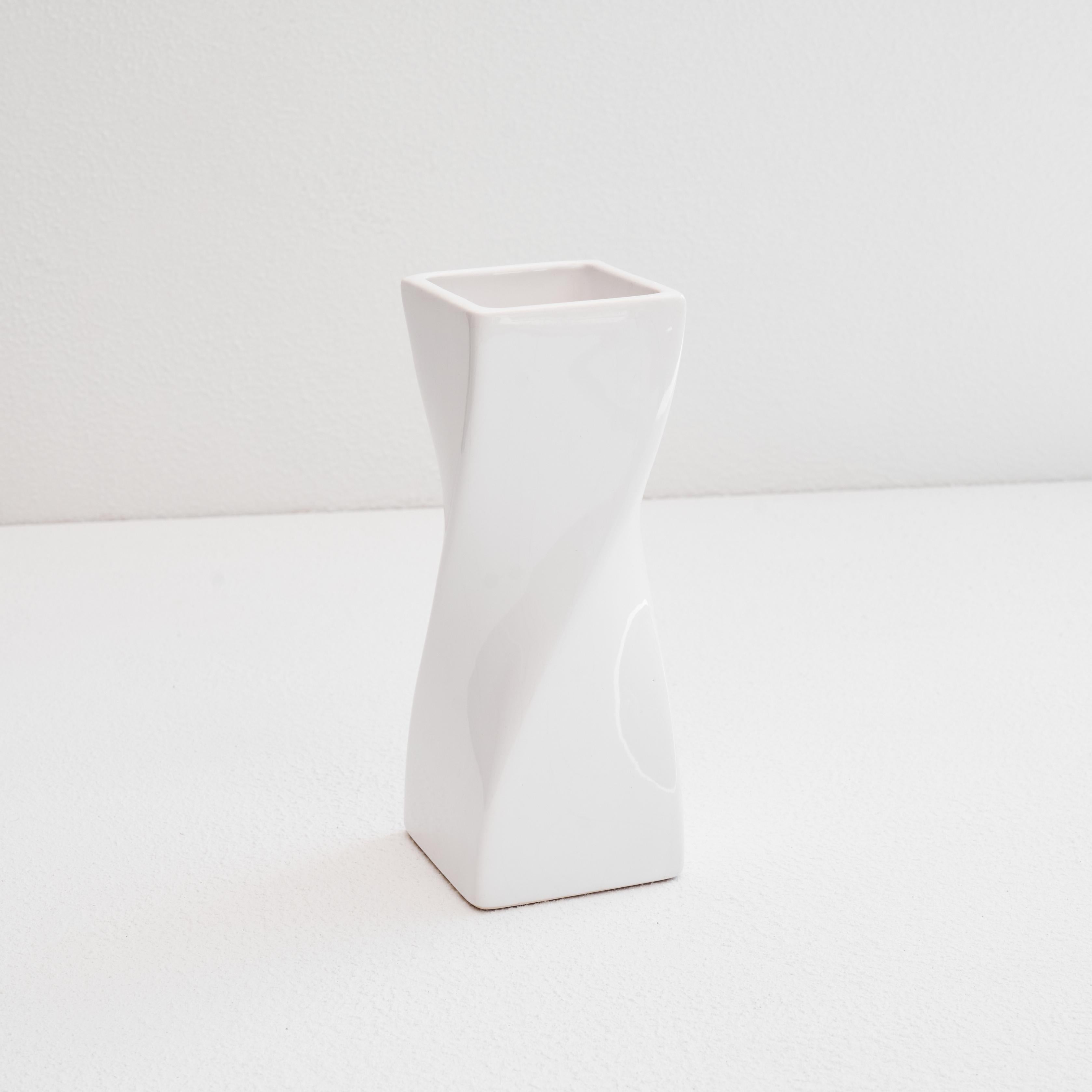Twisted Vase in White Glazed Ceramic 1980s In Good Condition For Sale In Tilburg, NL