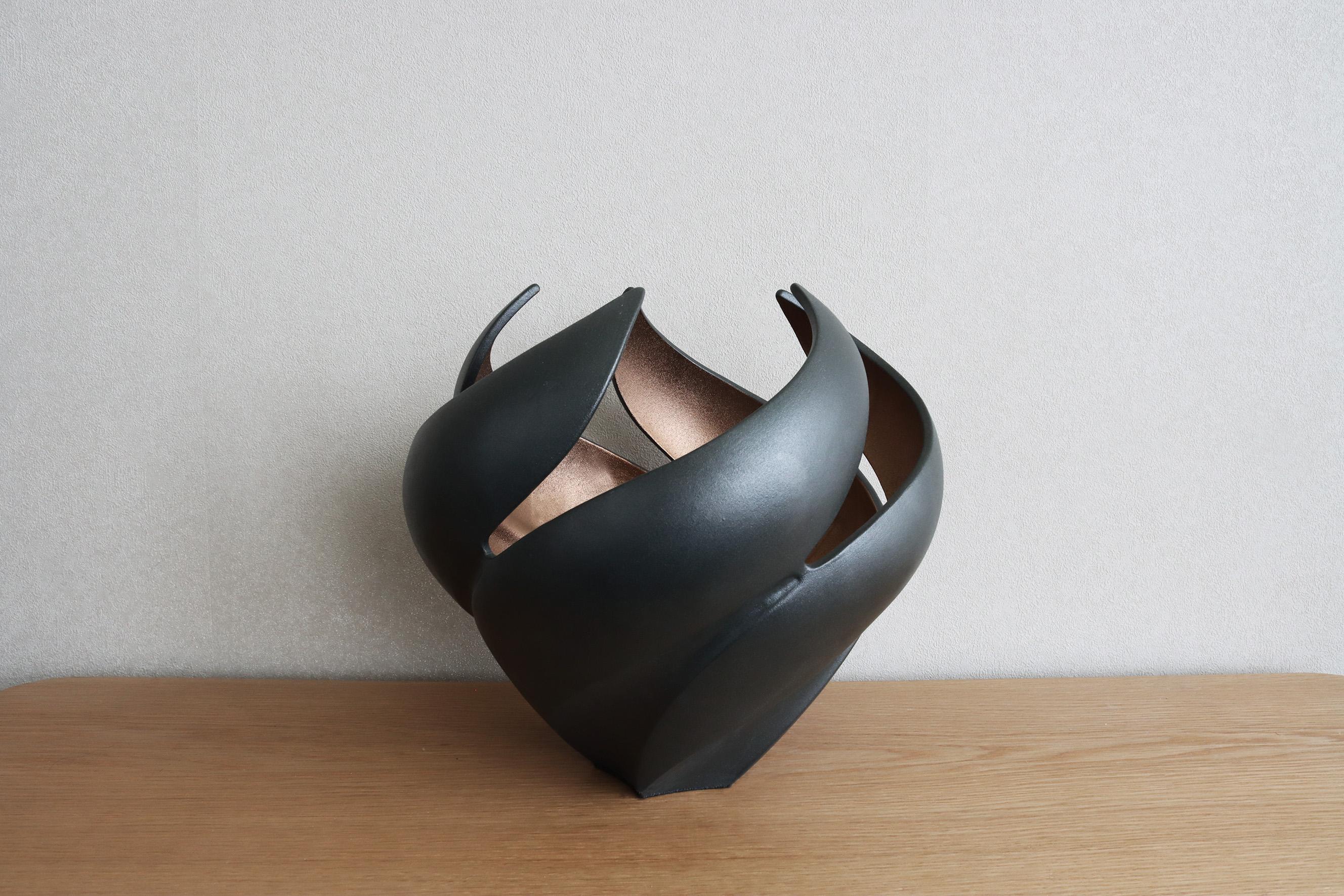 Vernissé Vase torsadé noir mat et lustre cuivre (BLOOM) en vente