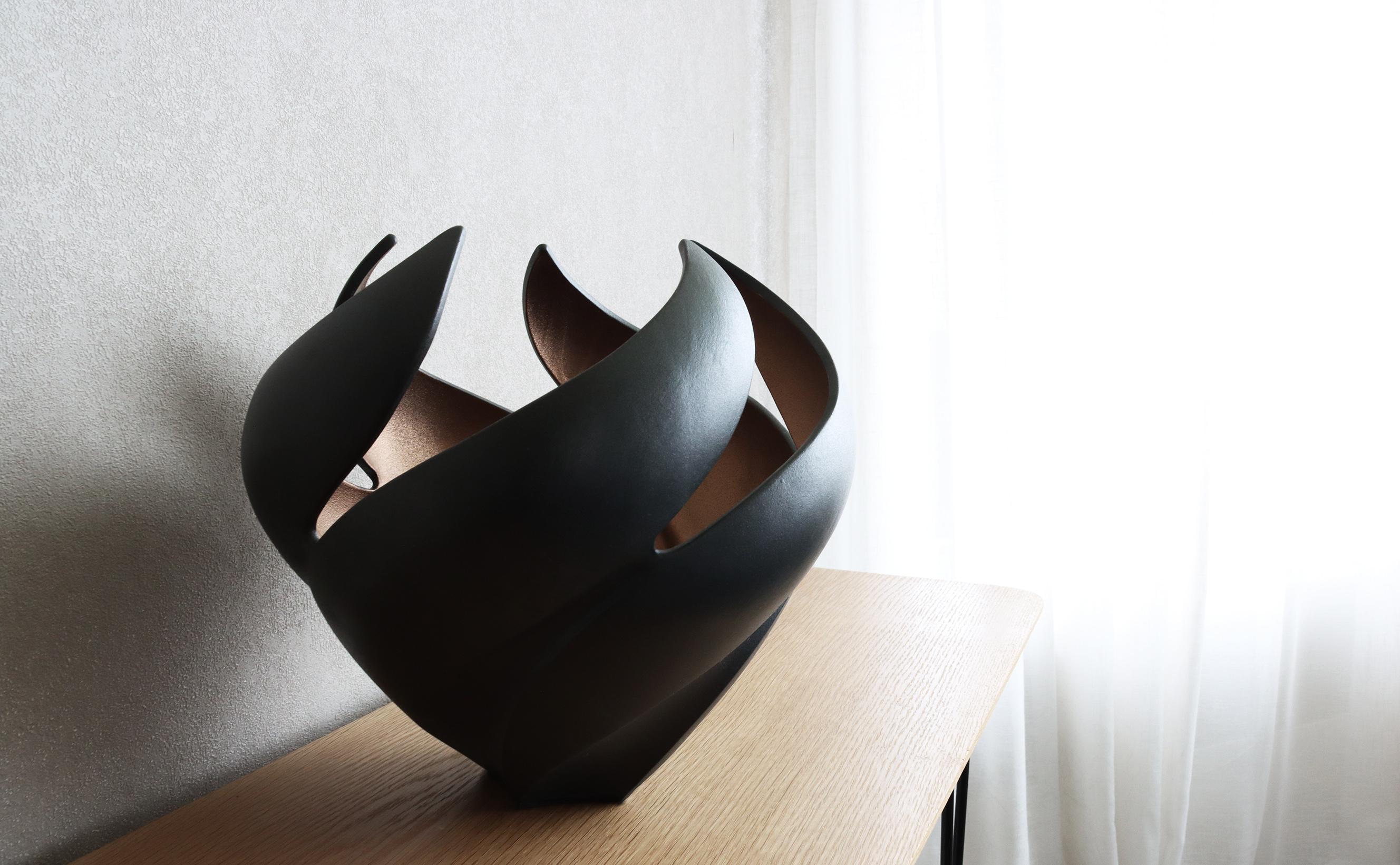Porcelaine Vase torsadé noir mat et lustre cuivre (BLOOM) en vente