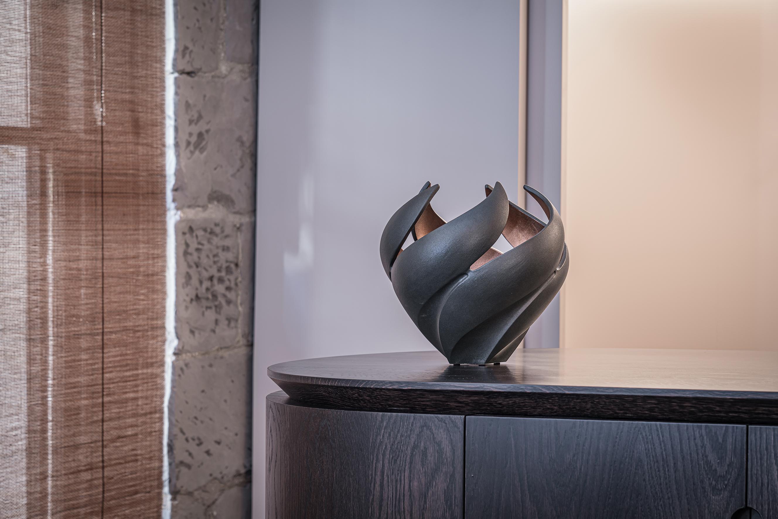 XXIe siècle et contemporain Vase torsadé noir mat et lustre cuivre (BLOOM) en vente