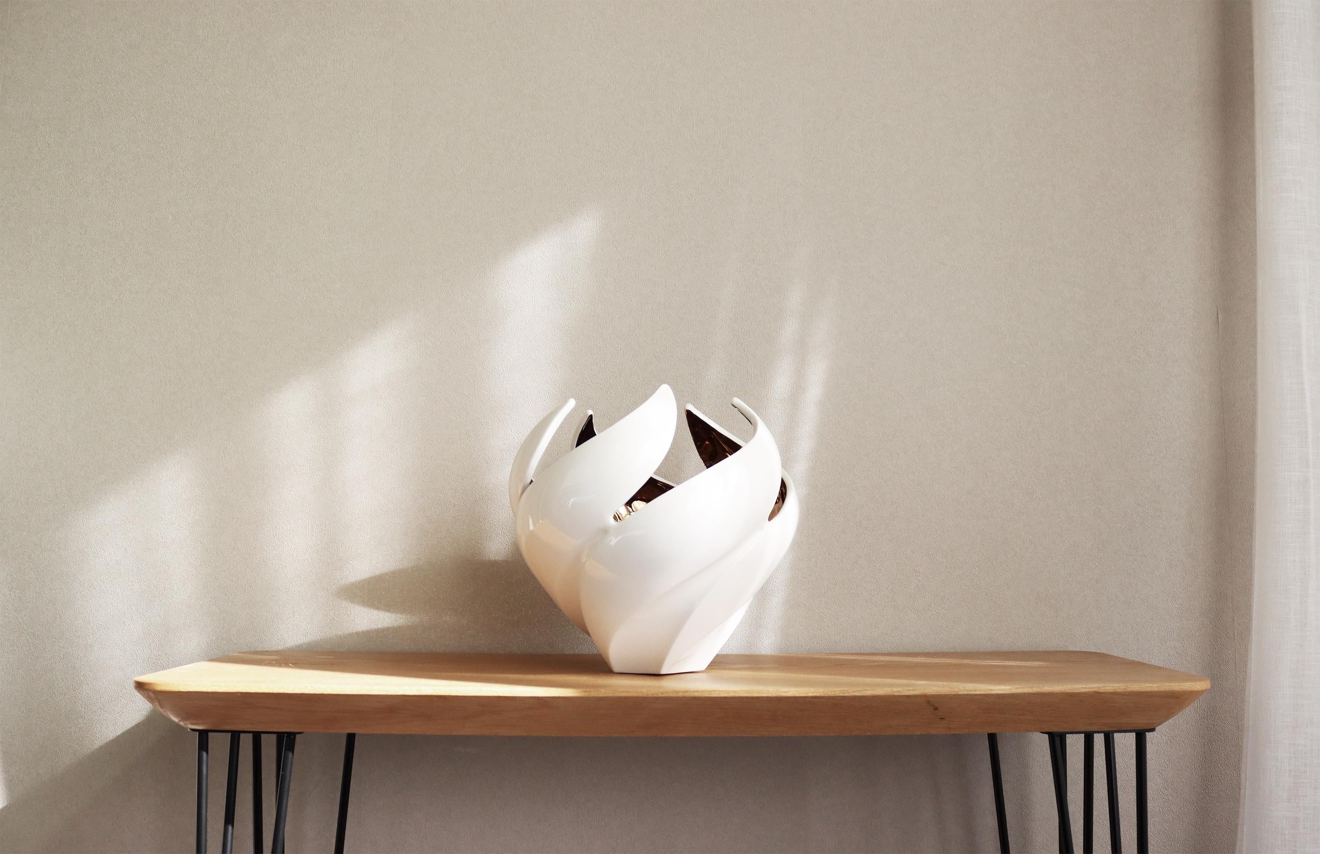 Vernissé Vase torsadé, blanc et lustre en cuivre «loom » en vente