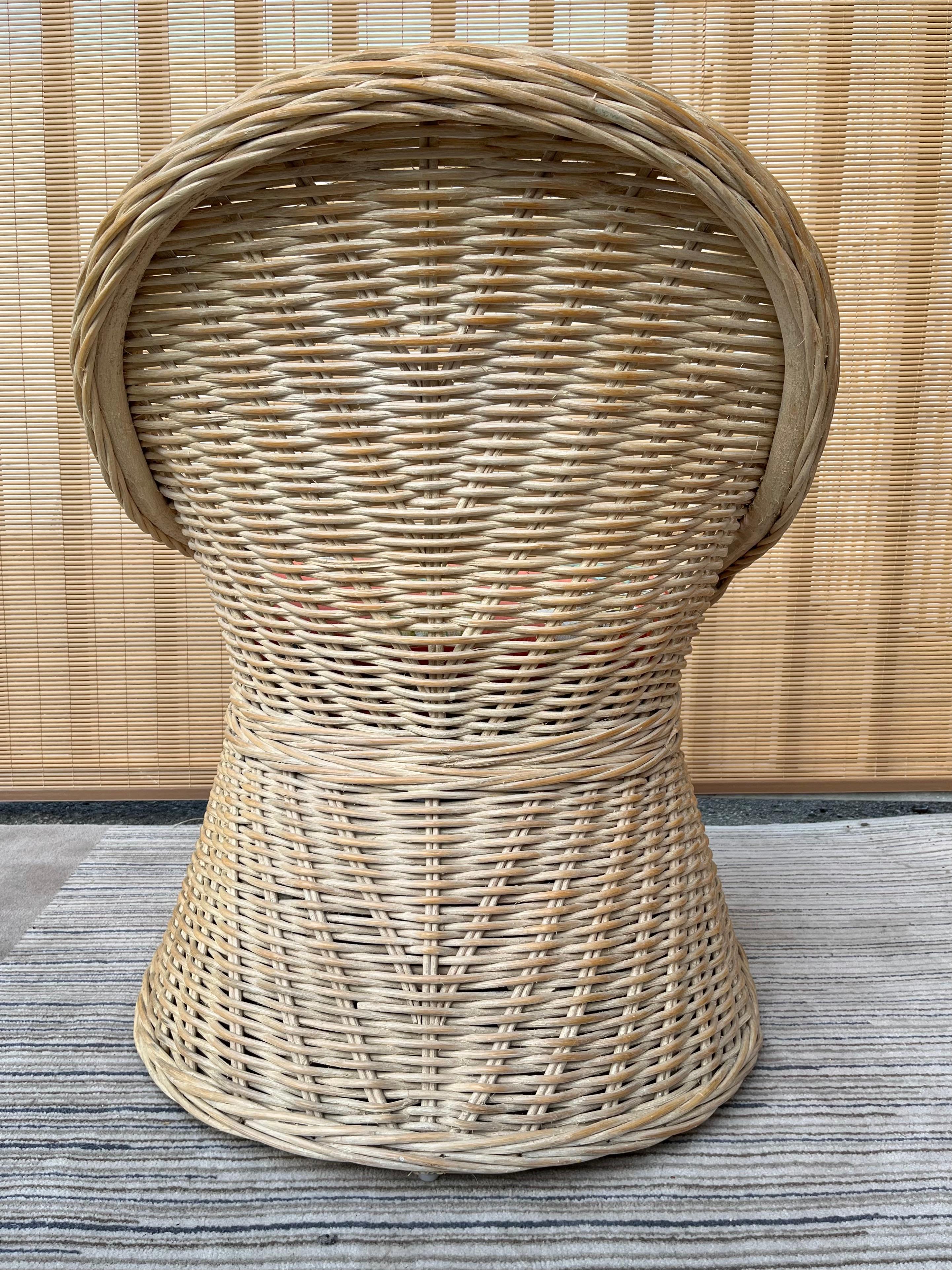 Twisted Washed White Rattan Coastal Style Barrel Back Lounge Chair In Good Condition For Sale In Miami, FL
