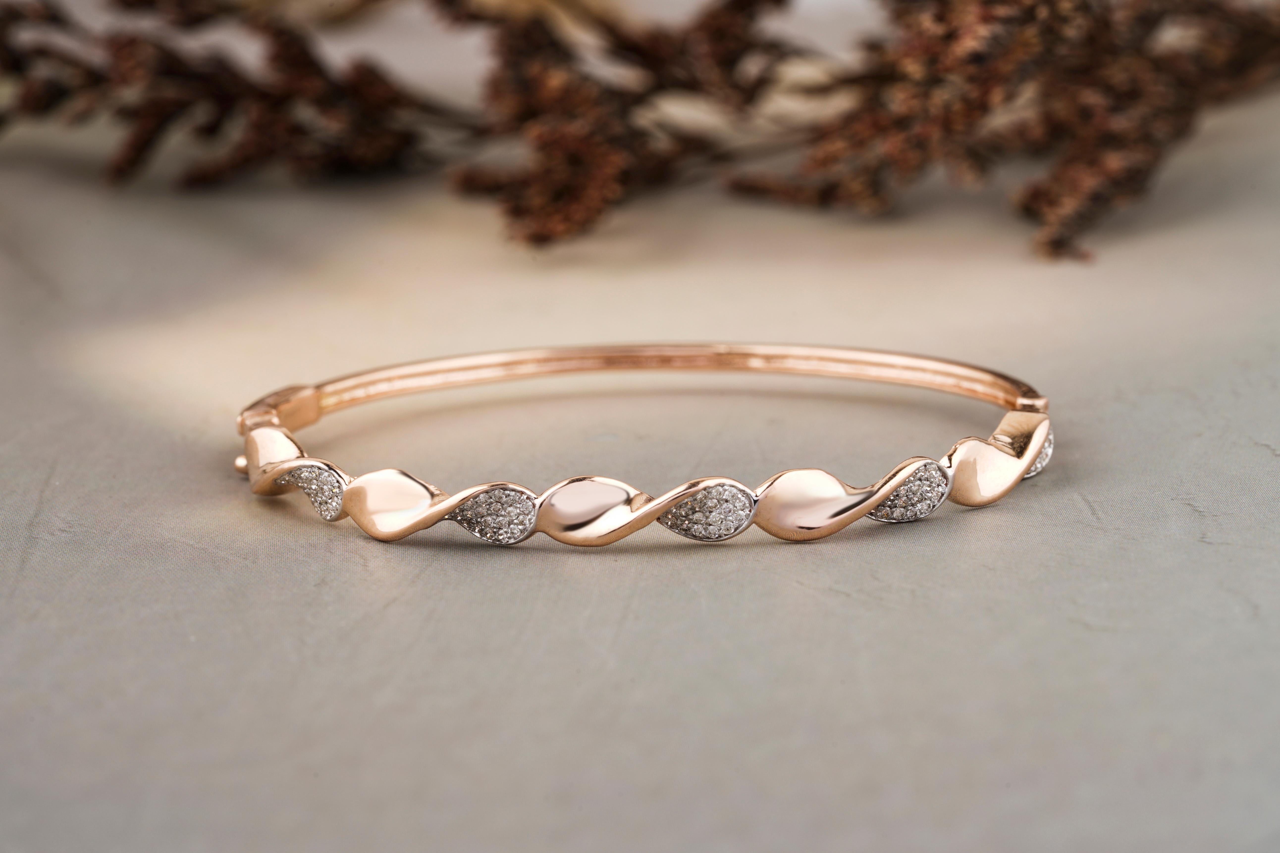Le bracelet Twisted Wavy Diamond est un magnifique bijou en or massif 18 carats. Son design présente un mélange captivant d'éléments torsadés et ondulés, complété par des diamants éblouissants. Ce bracelet dégage une élégance intemporelle et