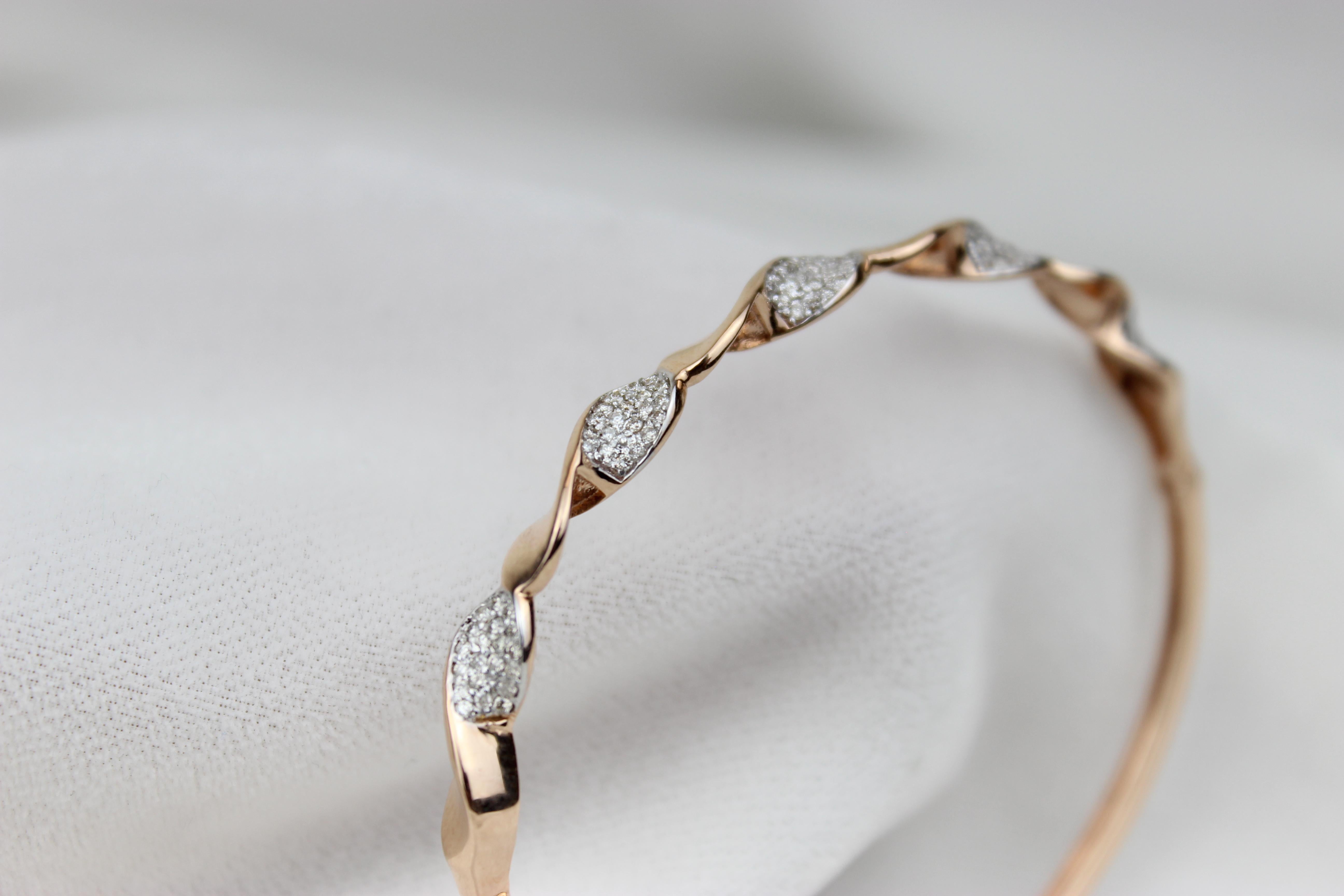 Gedrehtes, gewelltes Diamantarmband aus 18k massivem Gold Damen im Angebot