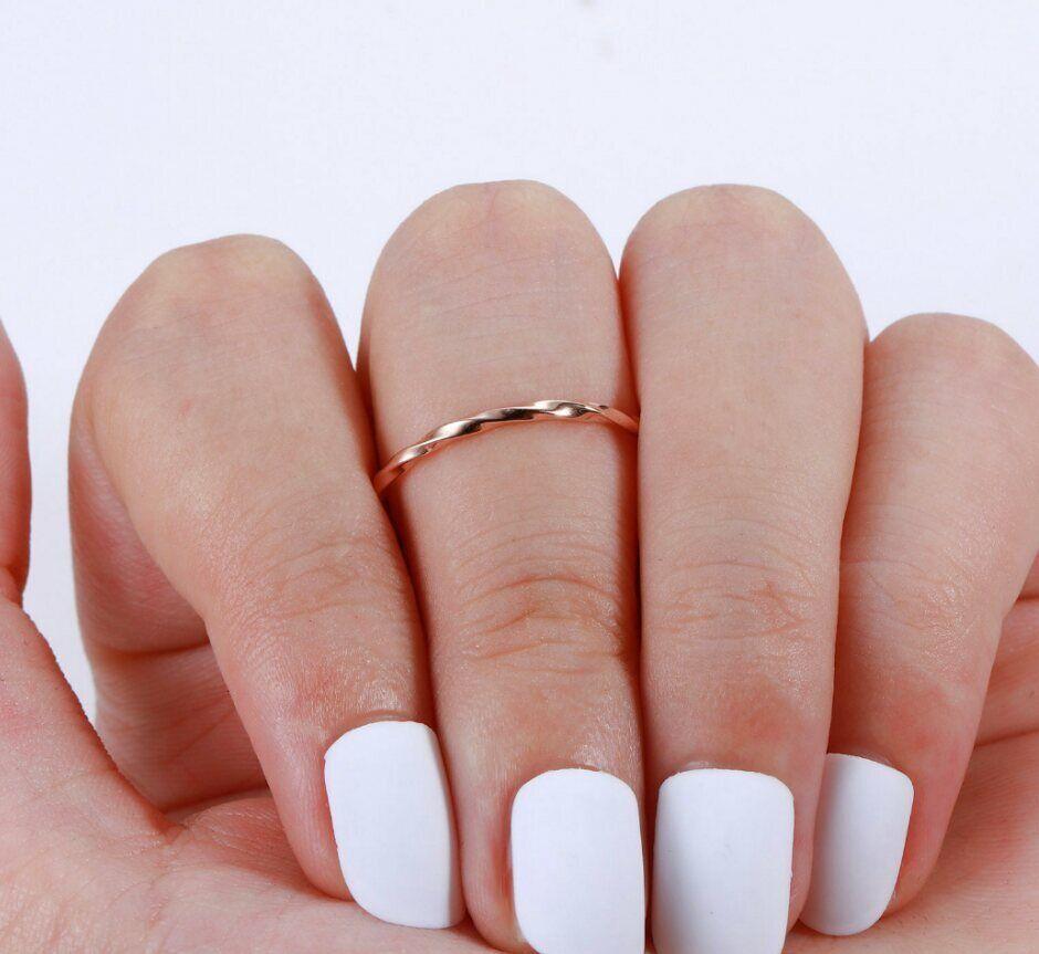 Verlobungsring, gedrehter Ehering, einzigartiger Roségold-Ring, zarte, schlichter, schlichter Goldring im Angebot 1