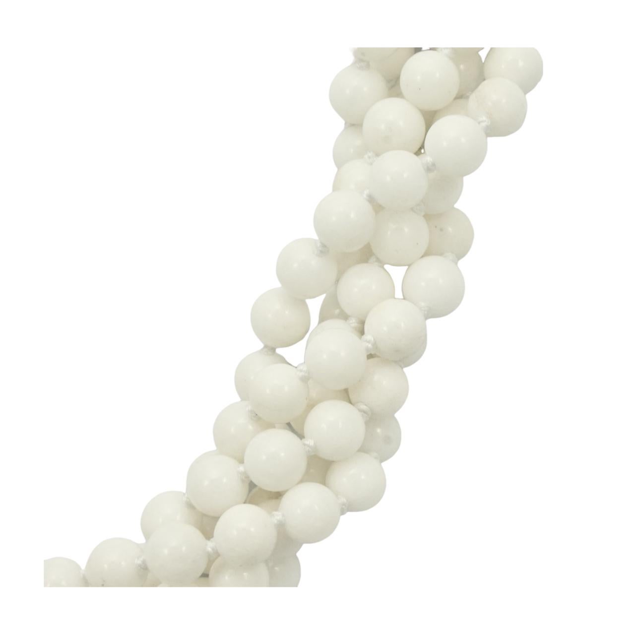 Halskette mit gedrehten weißen Perlen und versilberter und schwarzer Emaille-Anhänger im Zustand „Gut“ im Angebot in London, GB