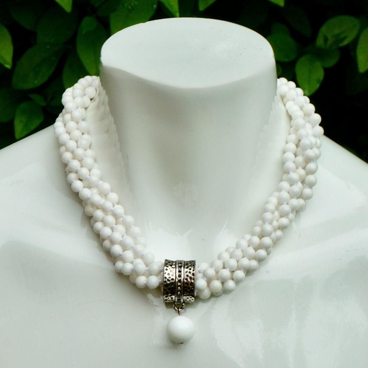 Halskette mit gedrehten weißen Perlen und versilberter und schwarzer Emaille-Anhänger für Damen oder Herren im Angebot