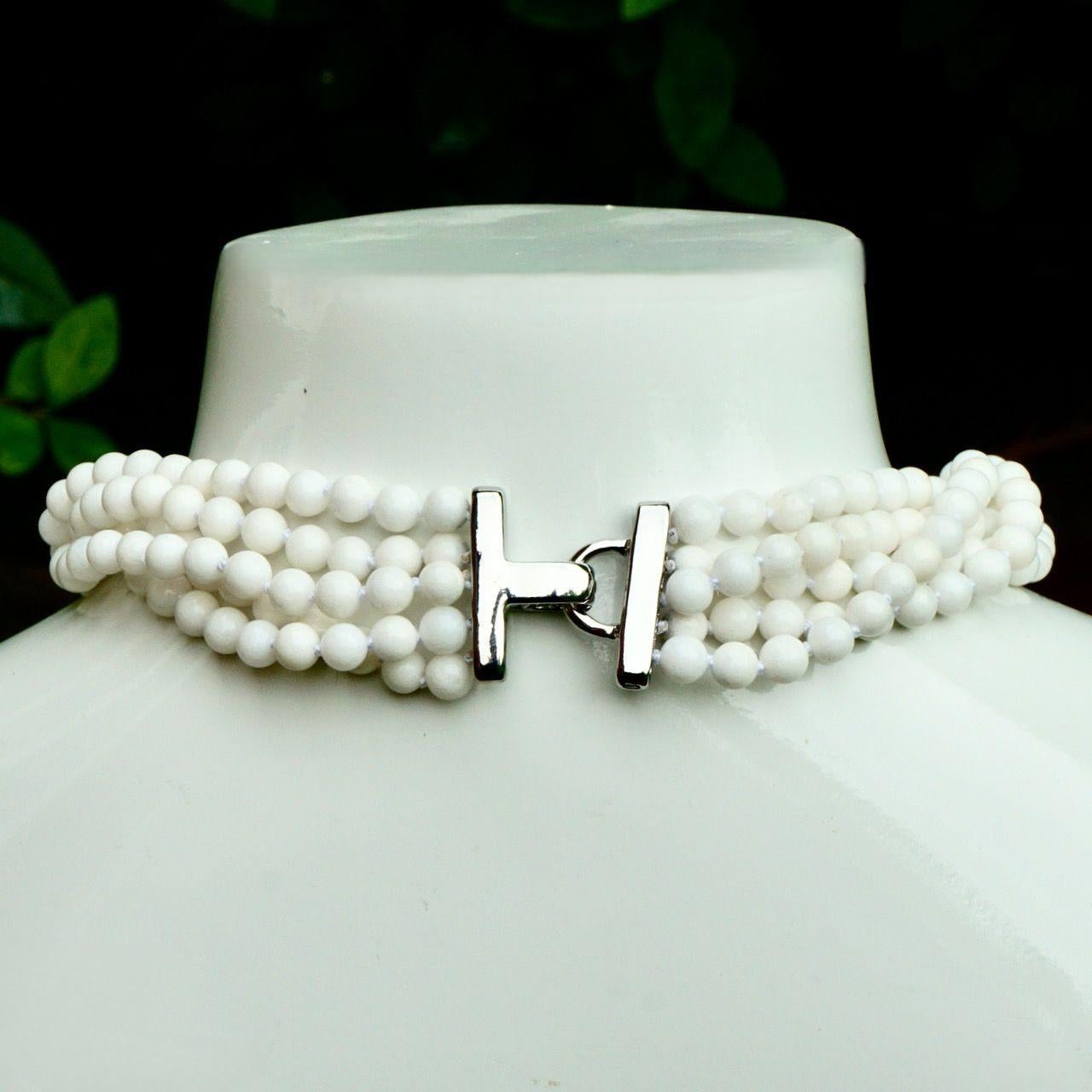 Halskette mit gedrehten weißen Perlen und versilberter und schwarzer Emaille-Anhänger im Angebot 2