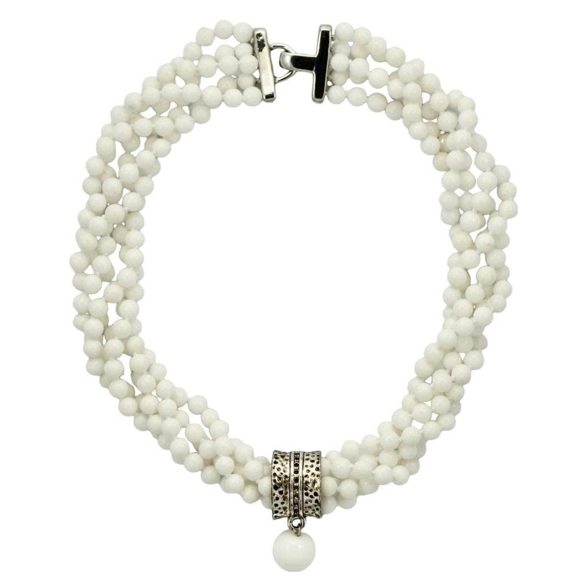 Collar de cuentas blancas retorcidas con colgante plateado y esmalte negro
