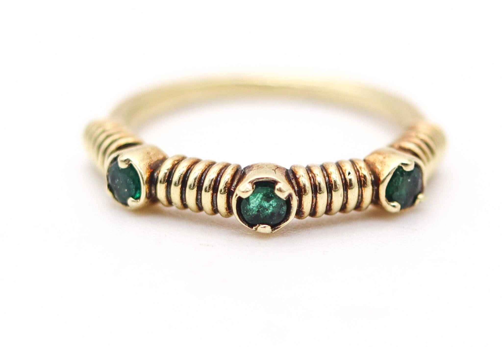 Modernista Anello a fascia TWISTED WIRES in oro giallo 18Kt con tre smeraldi verdi in vendita