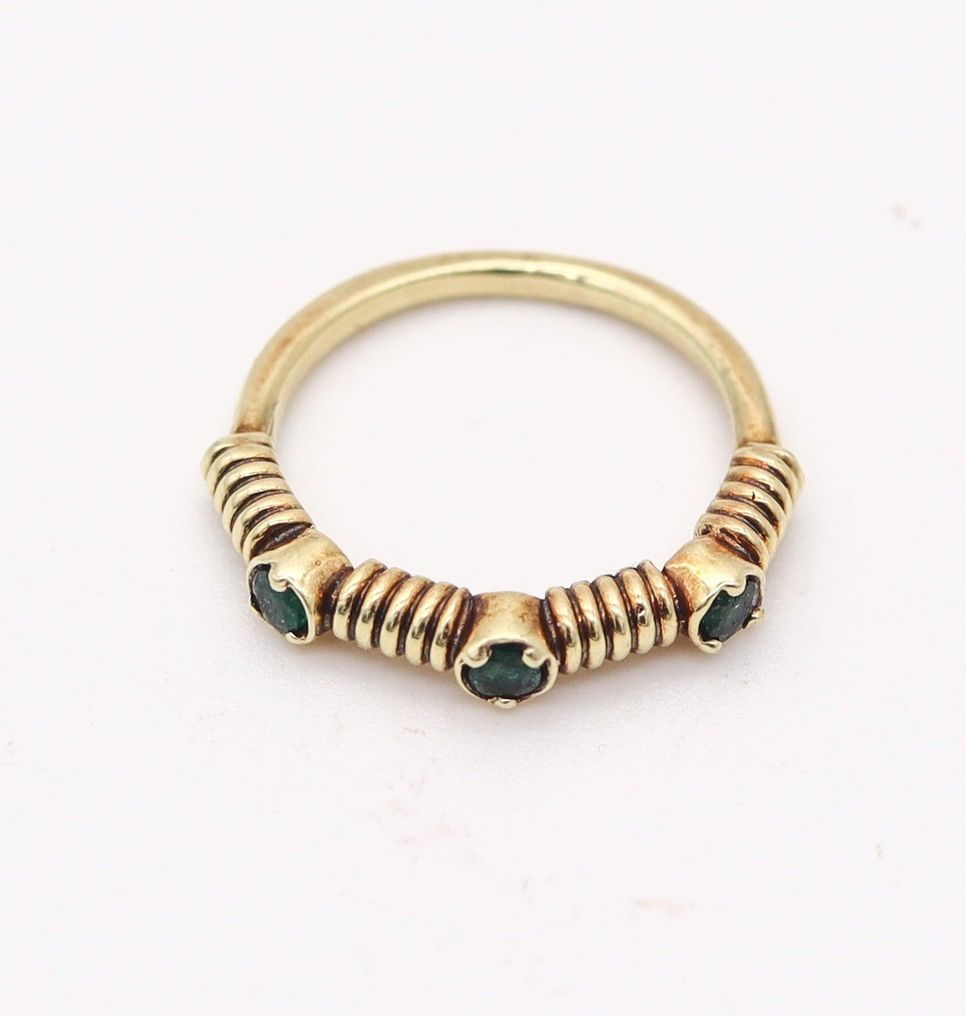 Taglio rotondo Anello a fascia TWISTED WIRES in oro giallo 18Kt con tre smeraldi verdi in vendita