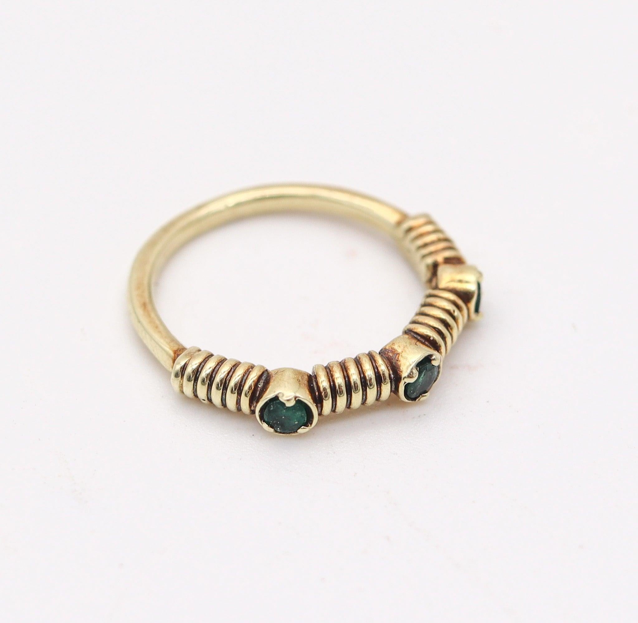 Anello a fascia TWISTED WIRES in oro giallo 18Kt con tre smeraldi verdi In condizioni ottime in vendita a Miami, FL
