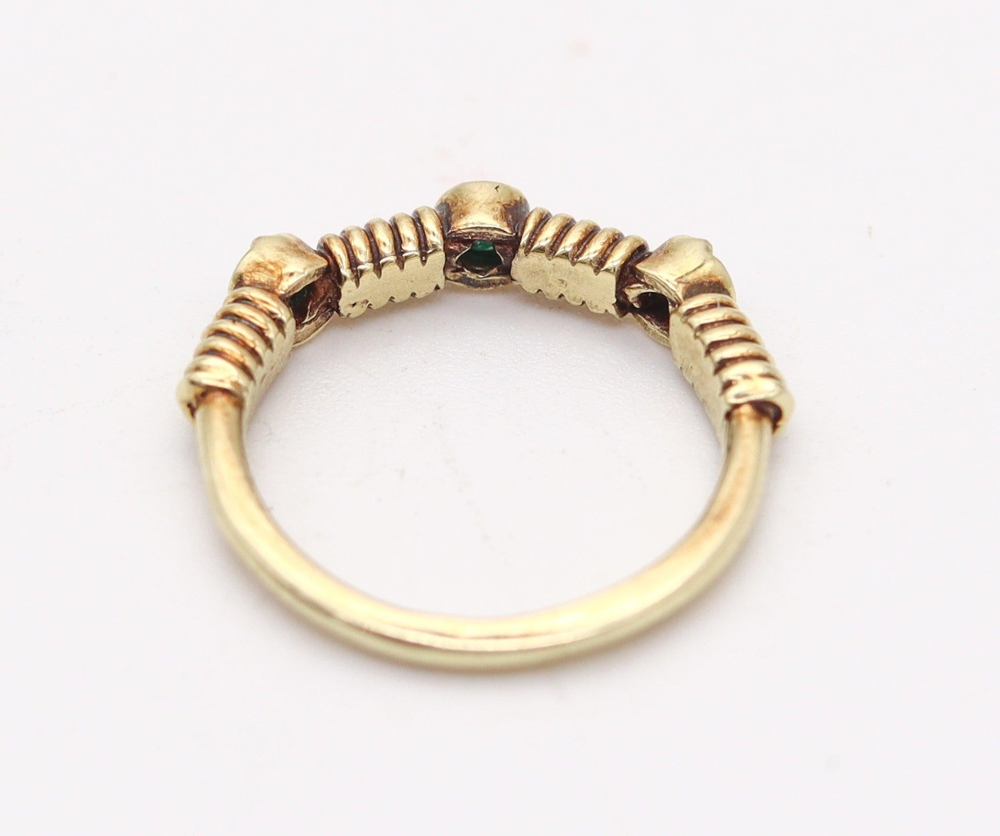 Donna Anello a fascia TWISTED WIRES in oro giallo 18Kt con tre smeraldi verdi in vendita