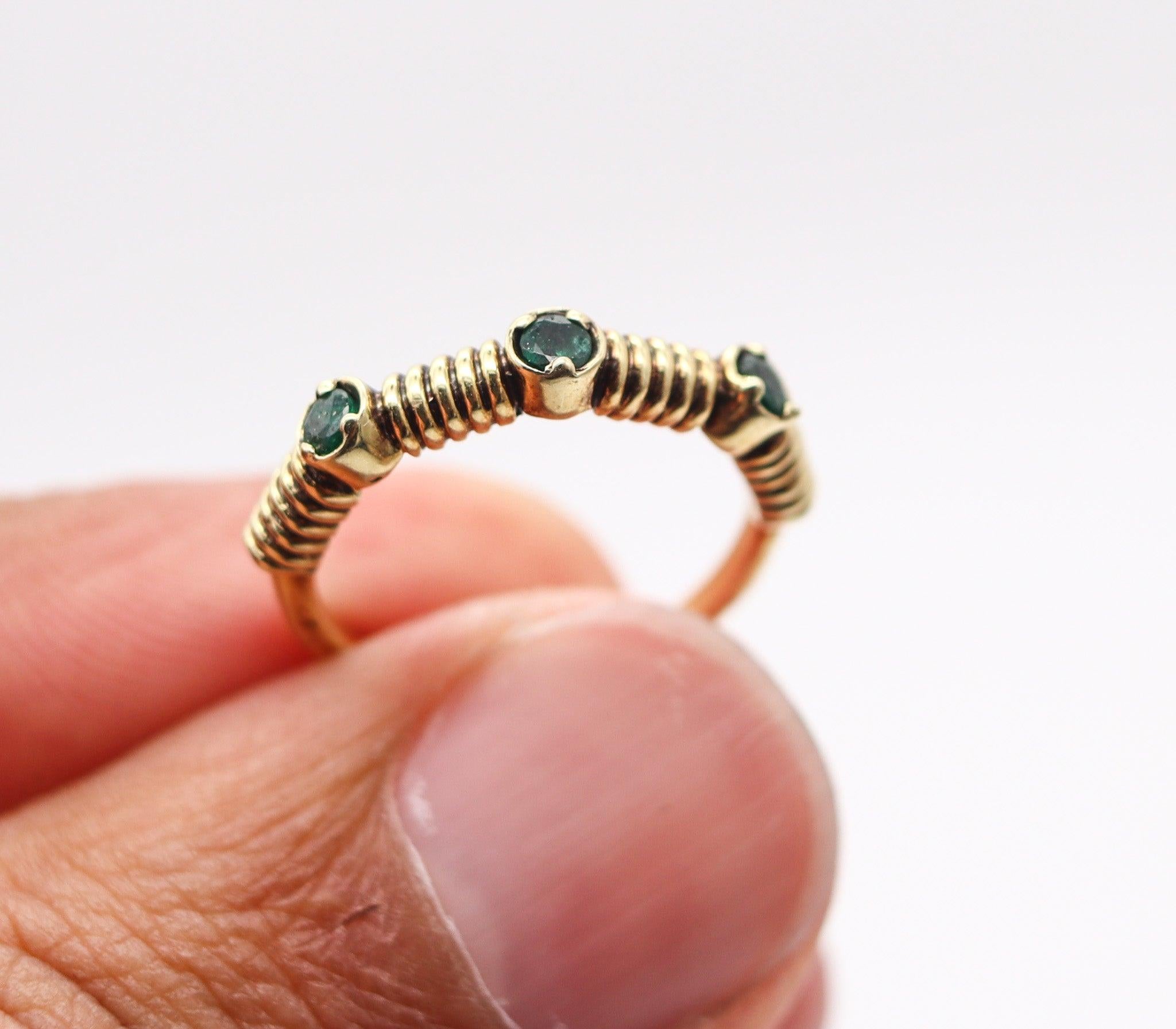 Anello a fascia TWISTED WIRES in oro giallo 18Kt con tre smeraldi verdi in vendita 1
