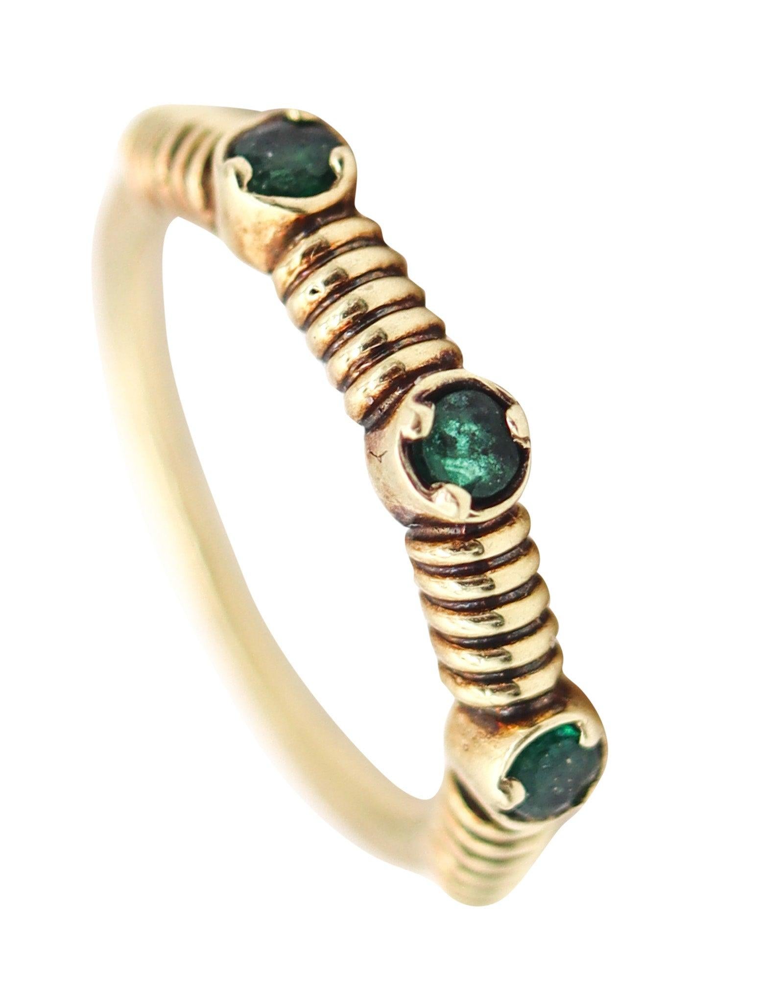Anillo de oro amarillo de 18 quilates con tres esmeraldas verdes TWISTED WIRES