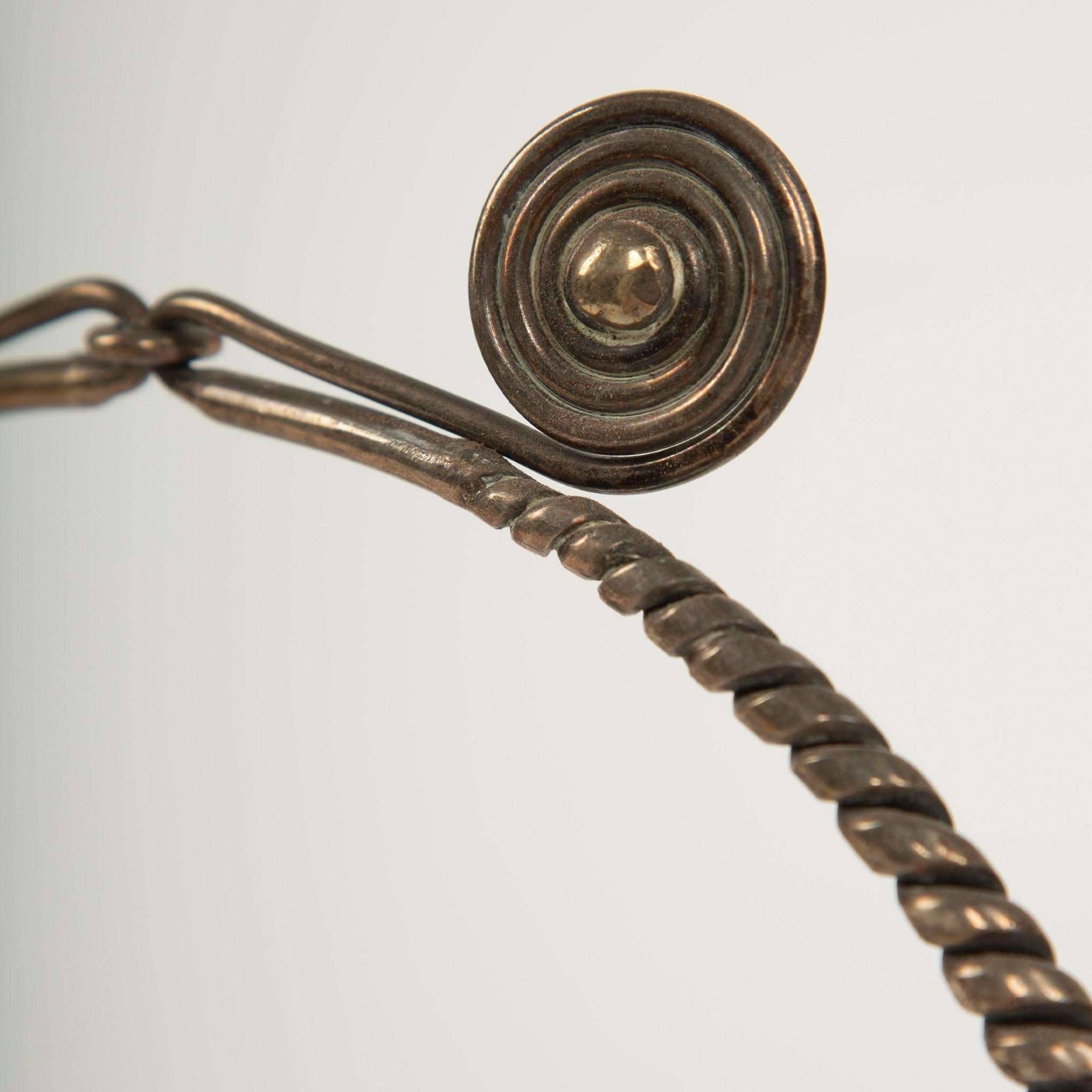 XX secolo Spiriti che si contorcono: Una collana di draghi d'argento della tribù minoritaria Miao in vendita