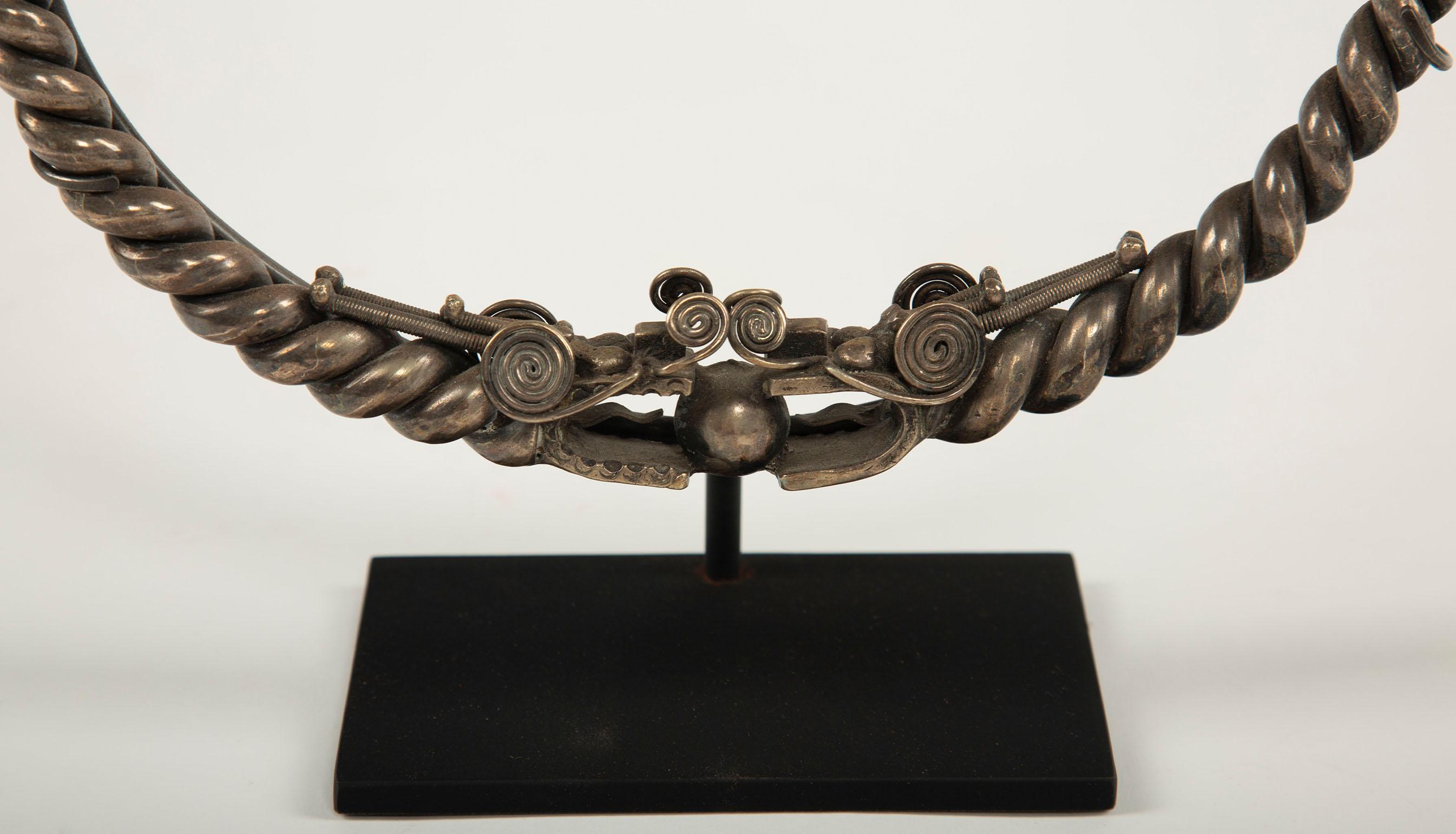 Argento Spiriti che si contorcono: Una collana di draghi d'argento della tribù minoritaria Miao in vendita