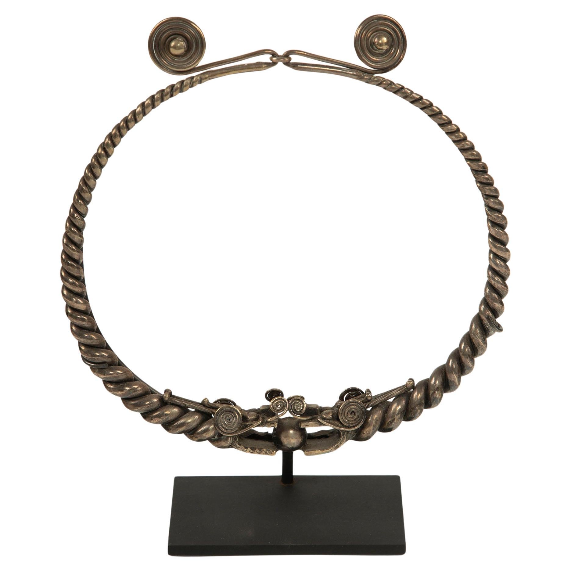 Spiriti che si contorcono: Una collana di draghi d'argento della tribù minoritaria Miao