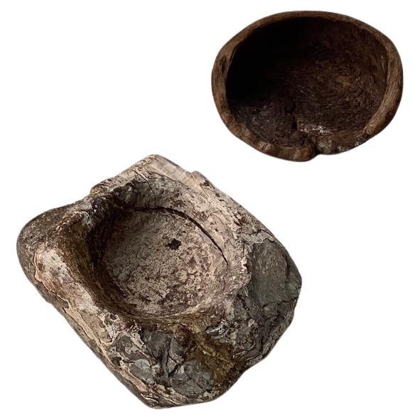 Une paire fascinante de bols de la culture Thulé pré-inuit datant du 14e au 16e siècle, l'un sculpté dans de l'os et l'autre dans du bois flotté. Le bol en bois flotté est fragmentaire, avec la perte d'un côté et une fissure d'âge stable sur la