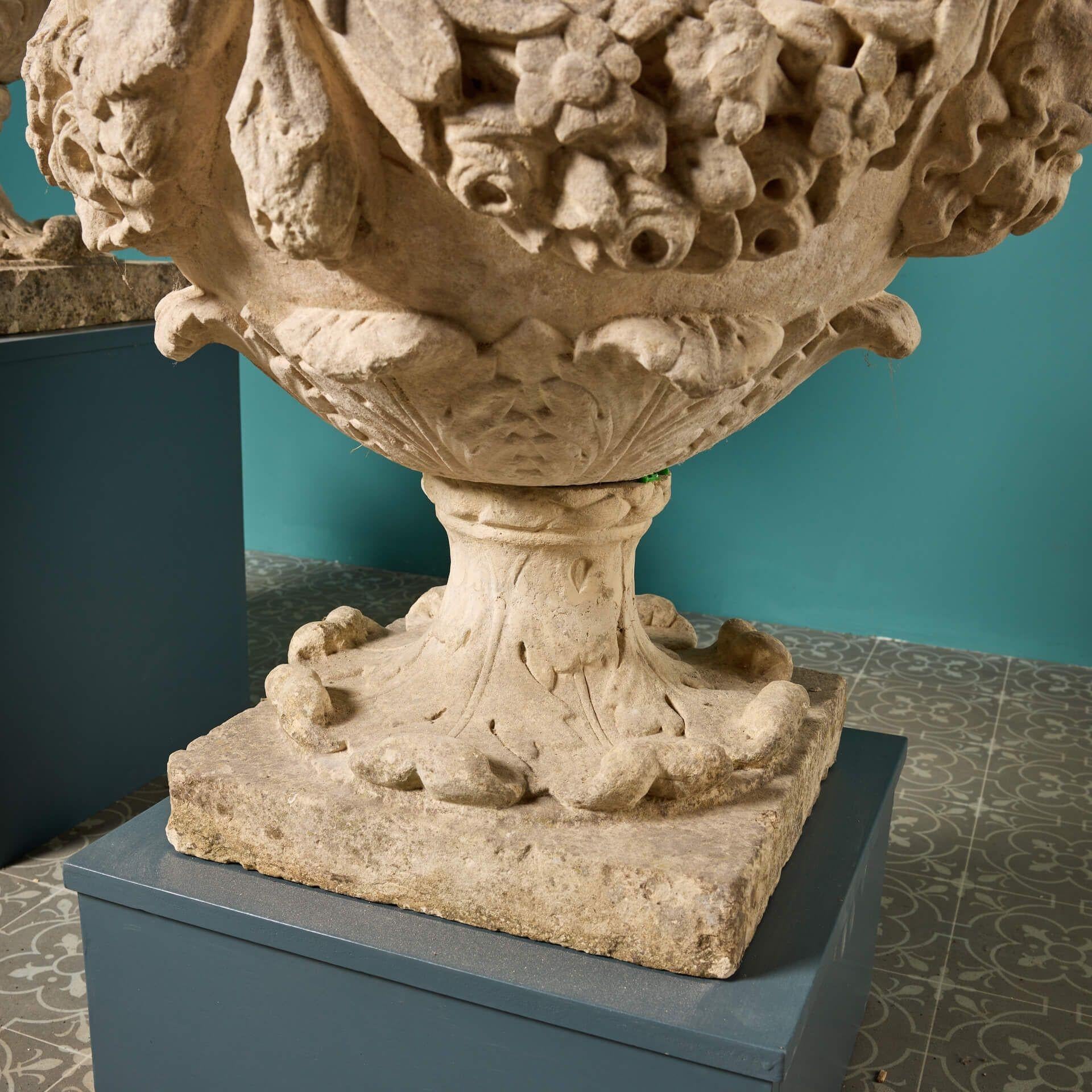 Deux urnes anglaises en pierre calcaire sculptée du 18ème siècle en vente 2