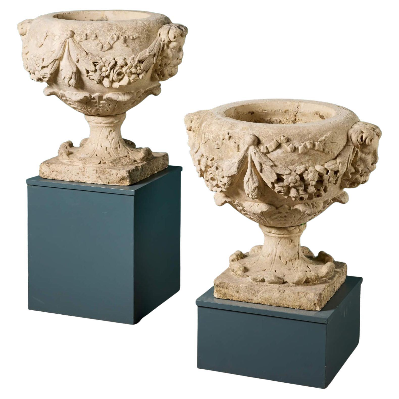 Deux urnes anglaises en pierre calcaire sculptée du 18ème siècle en vente