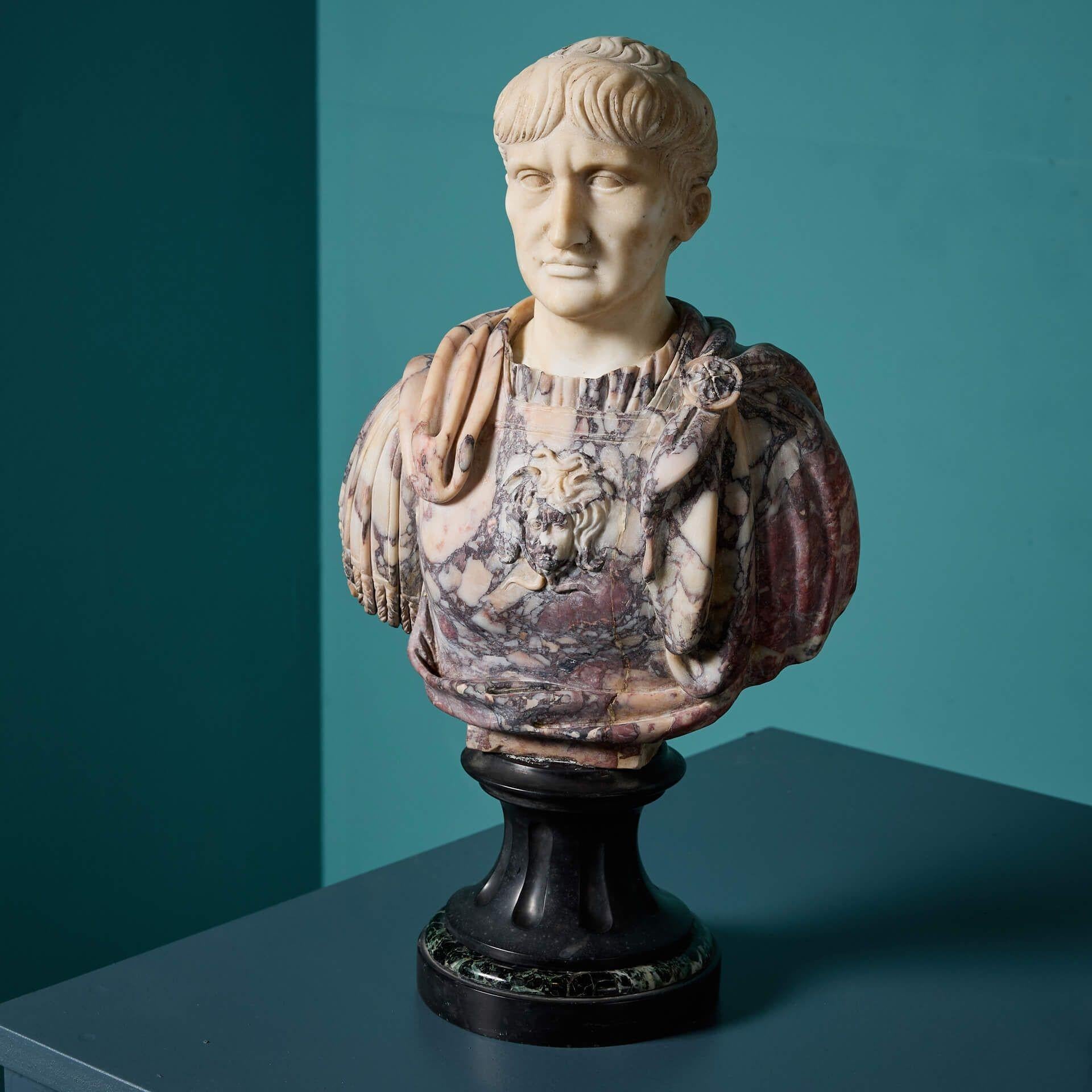 Dos bustos de emperador italianos de mármol del siglo XVIII Neoclásico en venta