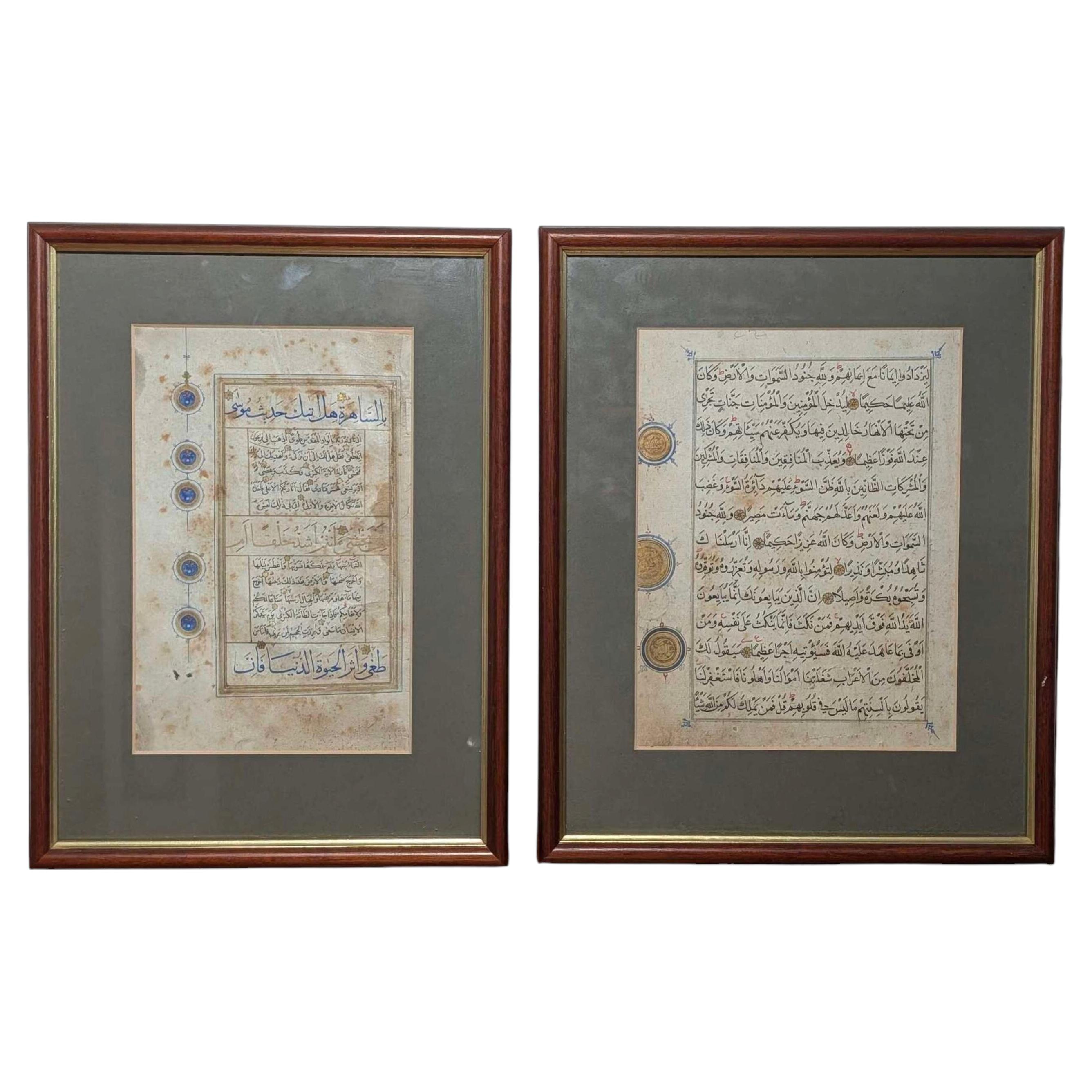 Deux feuillets de manuscrits ottomans du Coran datant du XVIIIe siècle, ornés de décorations dorées