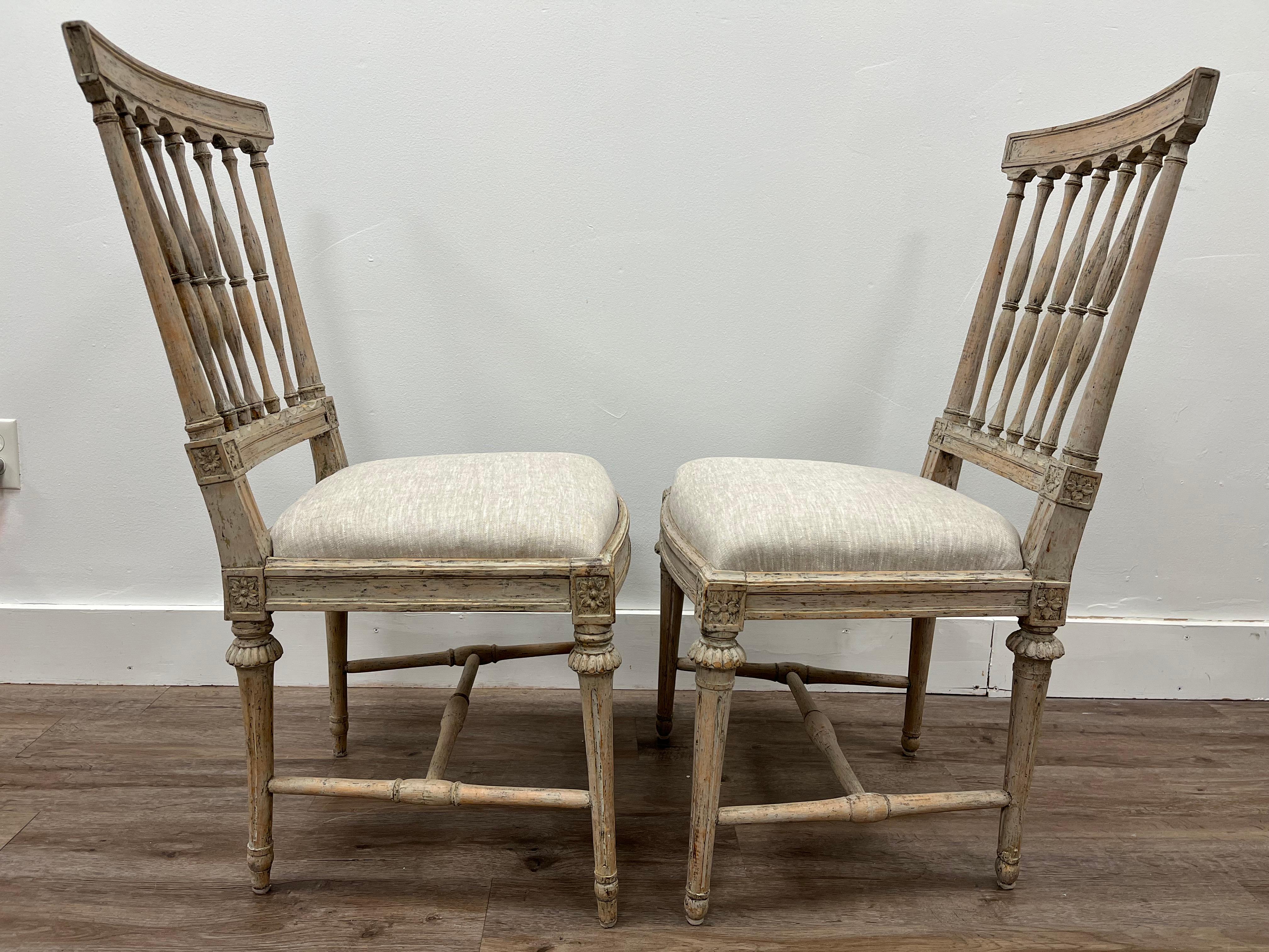 Zwei ähnliche schwedische Gustavianische Stühle, hergestellt in Stockholm. Ein Stuhl von Johan Erik Hollander (1748-1813), signiert IEH. Der andere Stuhl stammt von John Hammarstrom (tätig 1794-1812) und ist mit IHS signiert. Ein Stuhl trägt noch
