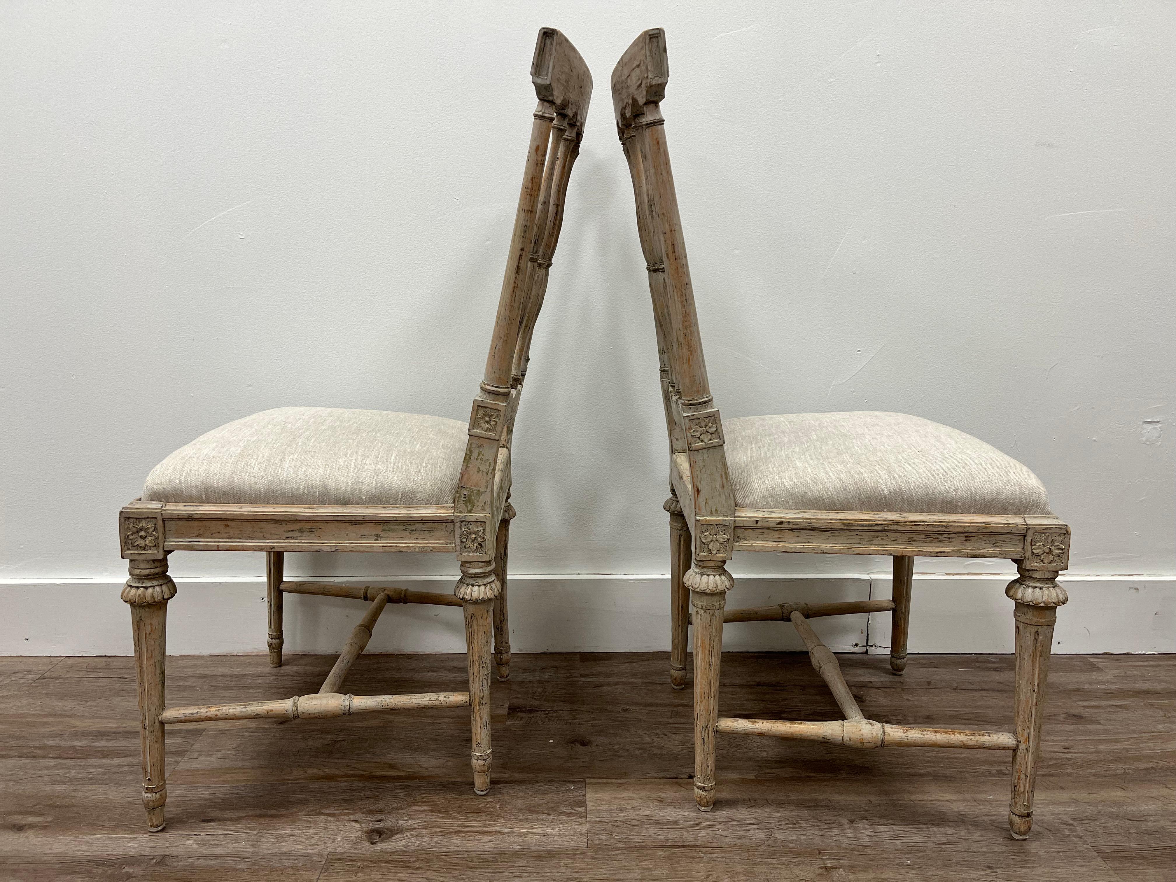 Zwei ähnliche schwedische gustavianische Stühle aus dem 18. Jahrhundert (Schwedisch) im Angebot
