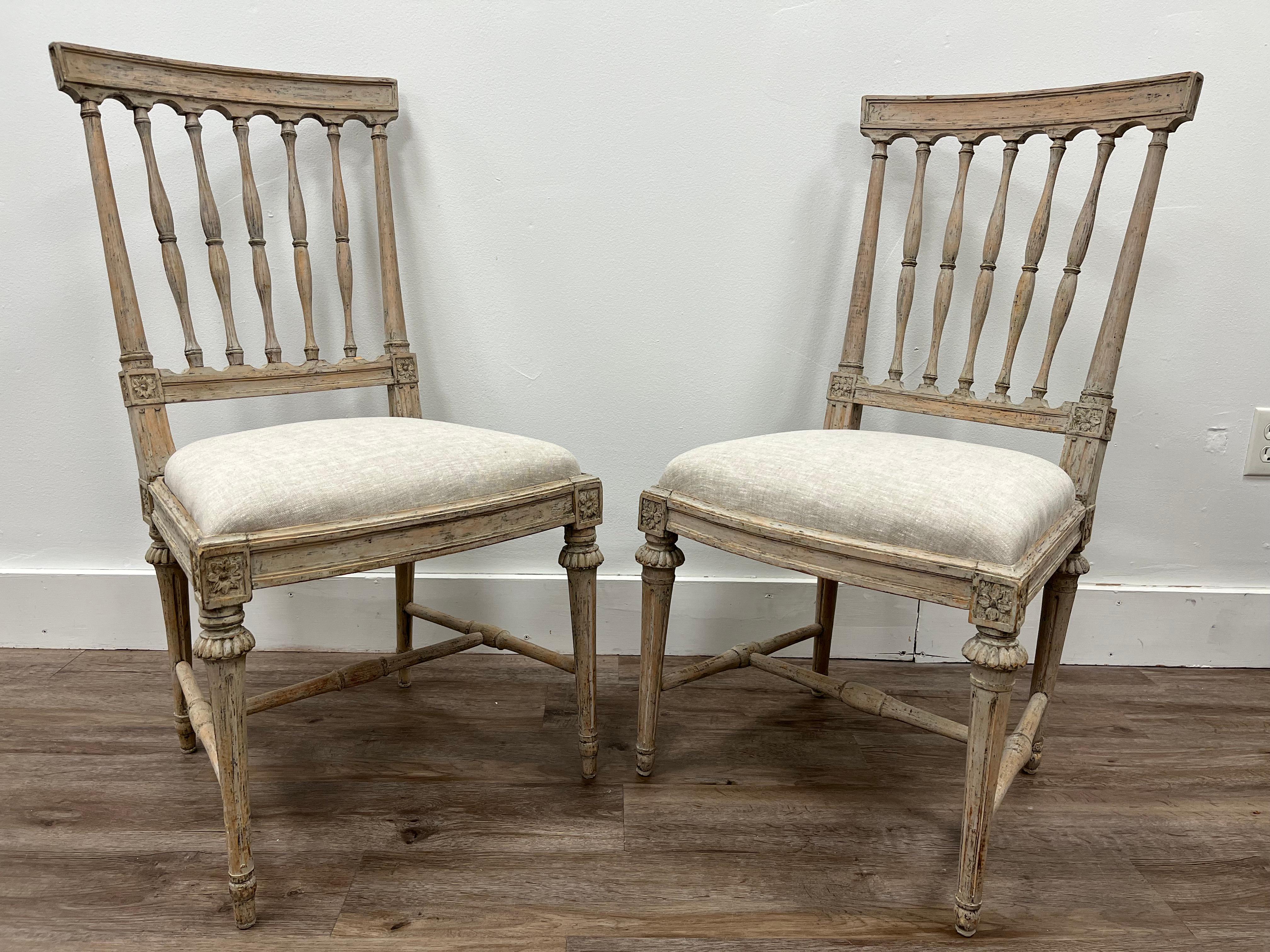 Zwei ähnliche schwedische gustavianische Stühle aus dem 18. Jahrhundert (Handbemalt) im Angebot
