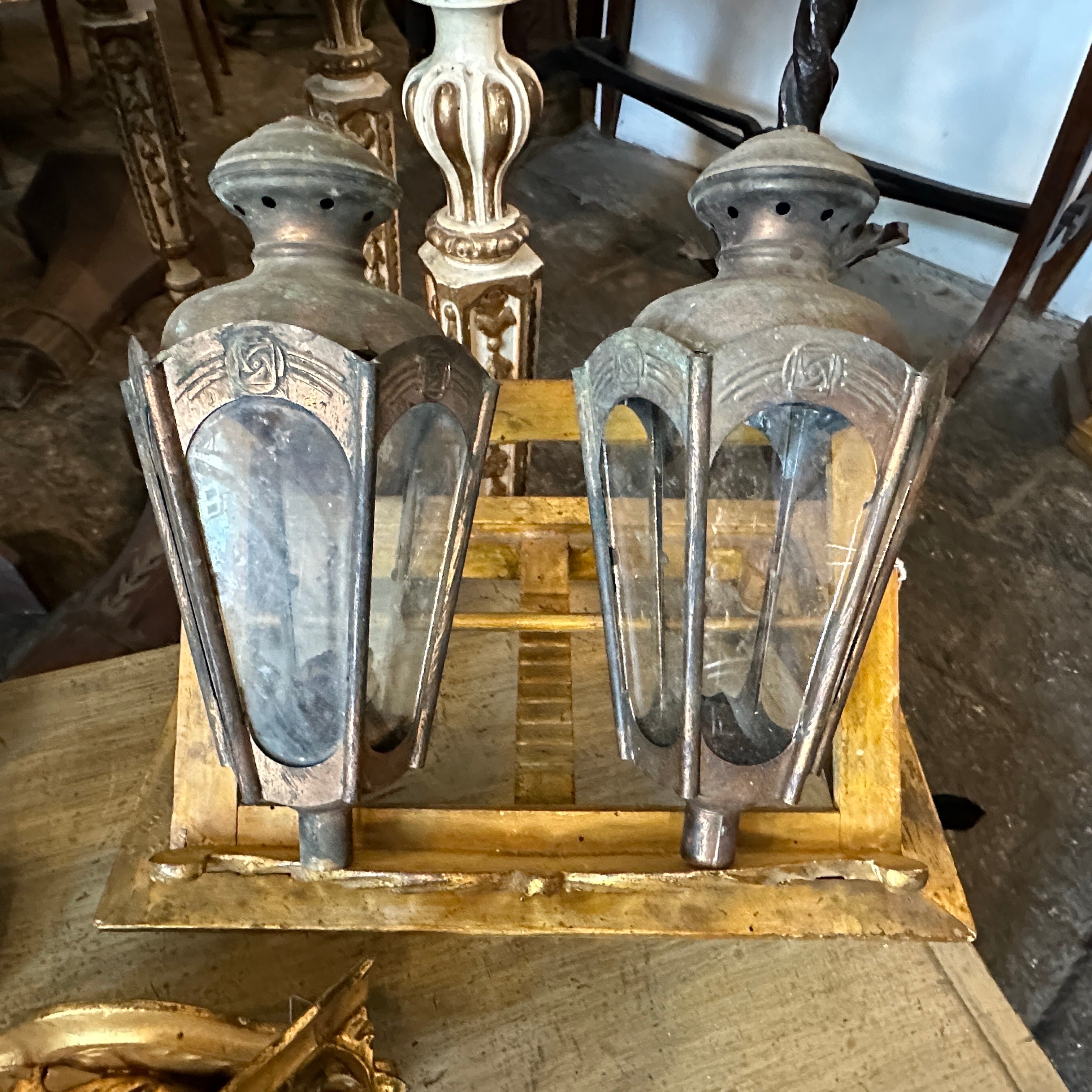 Queste lampade sono eccellenti esempi di artigianato italiano dei primi del Novecento e del movimento Liberty, che combinano funzionalità e bellezza artistica. Venivano utilizzate in contesti religiosi o cerimoniali, aggiungendo luce e fascino