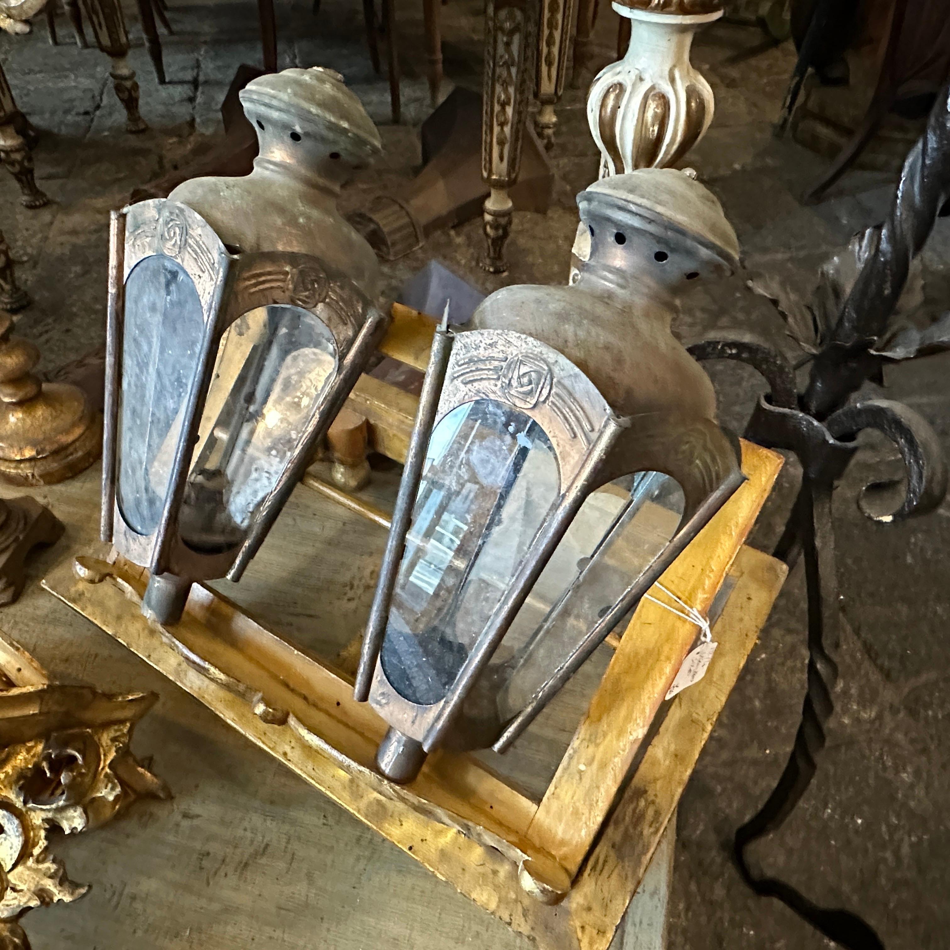 Italiano Due lampade a candela da processione italiane Art Nouveau del 1900 in rame in vendita