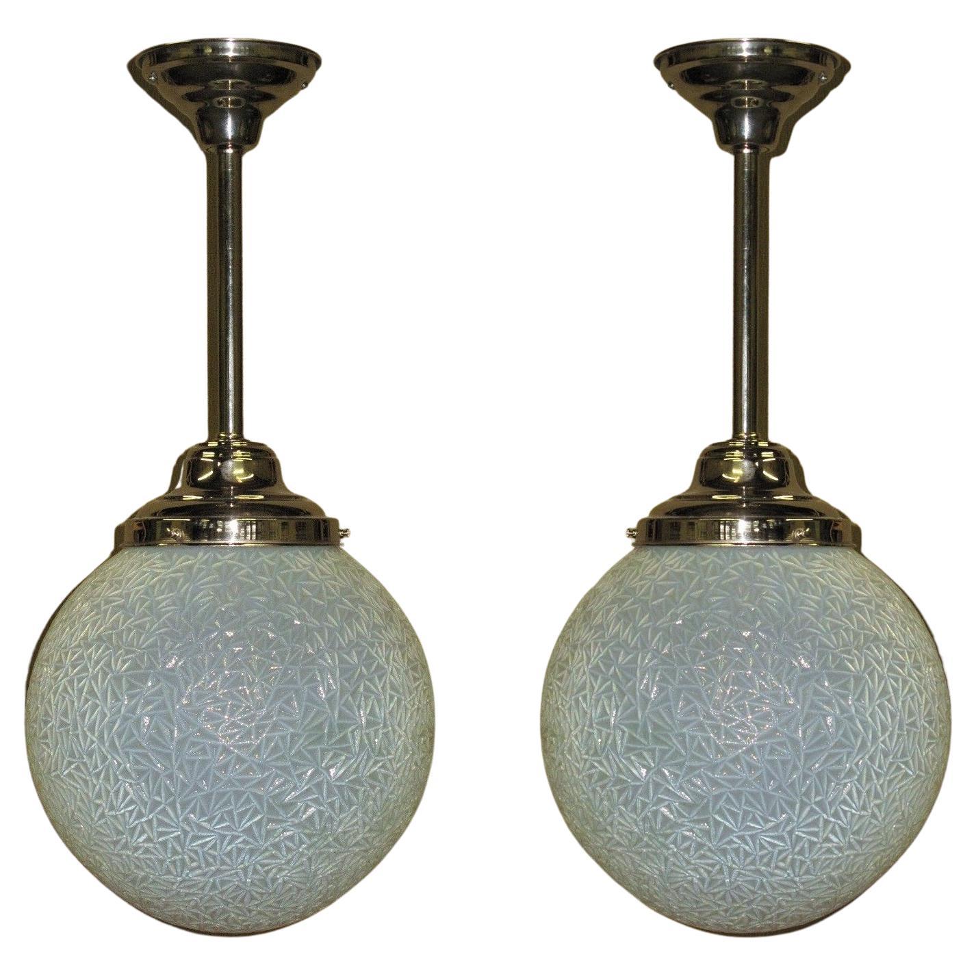 TWO Globes Opalescents Bleus Glacés Déco des Années 1920 Prix de chacun en vente