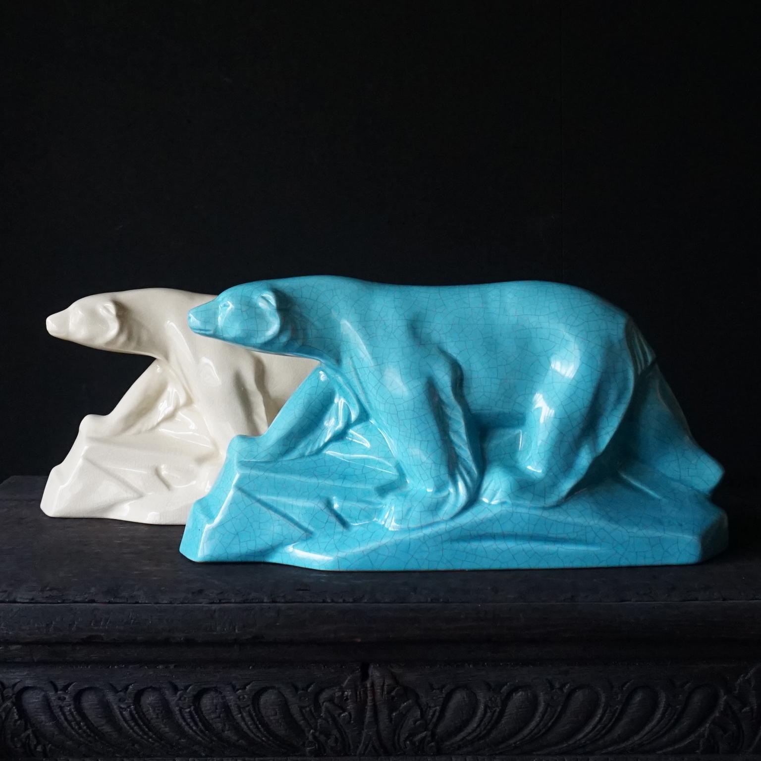 Deux magnifiques ours polaires Art déco en blanc et bleu, tous deux avec glaçure craquelée, de la société française L&V Ceram DAX.
Les deux sont estampillés du logo L et V Ceram (ceram signifie céramique en français) sur le fond et le bleu a