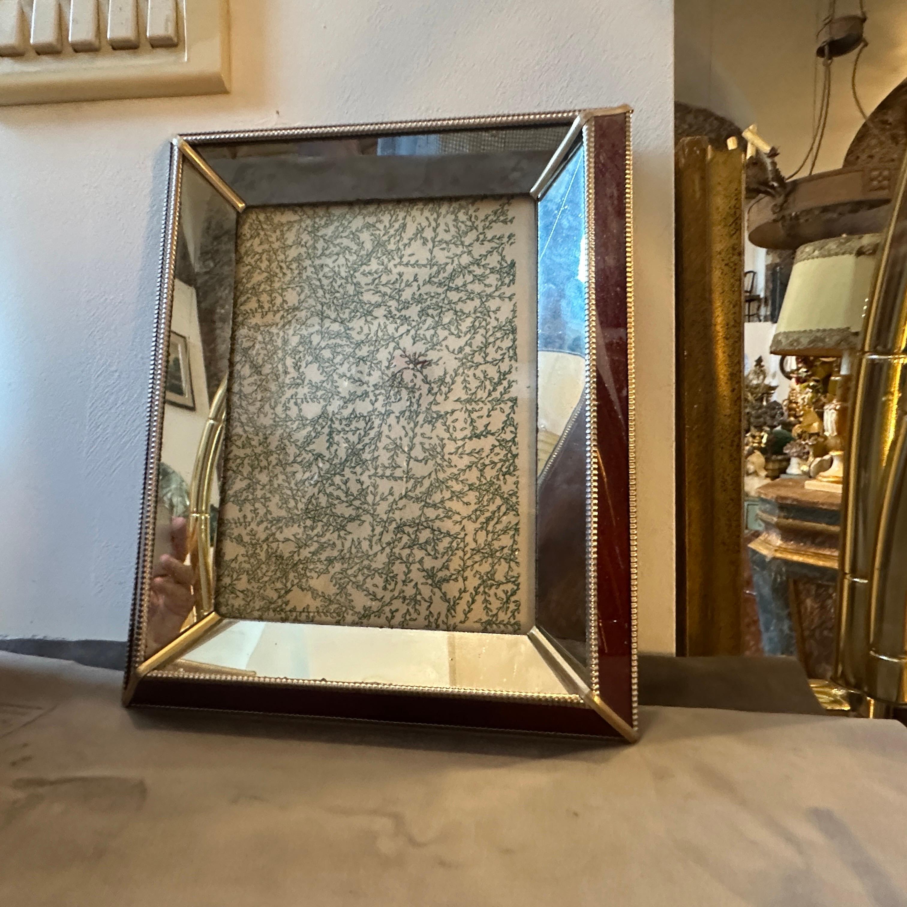 Deux cadres italiens Art déco des années 1930 en laiton, bourgogne et verre miroir en vente 4