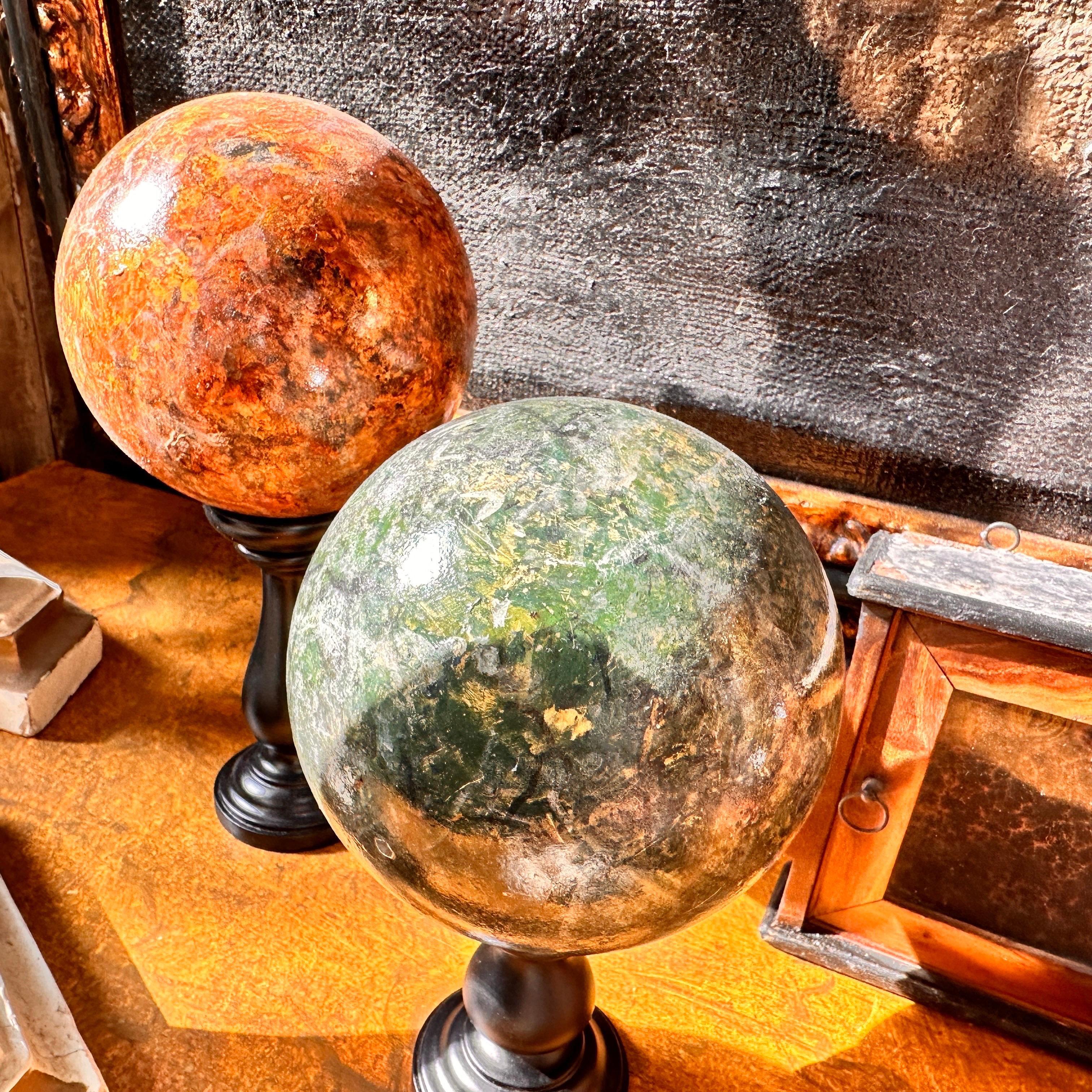 Dos Esferas Italianas Art Decó de 1930 de Madera Pintada de Mármol Falso sobre Soporte Negro Italiano en venta