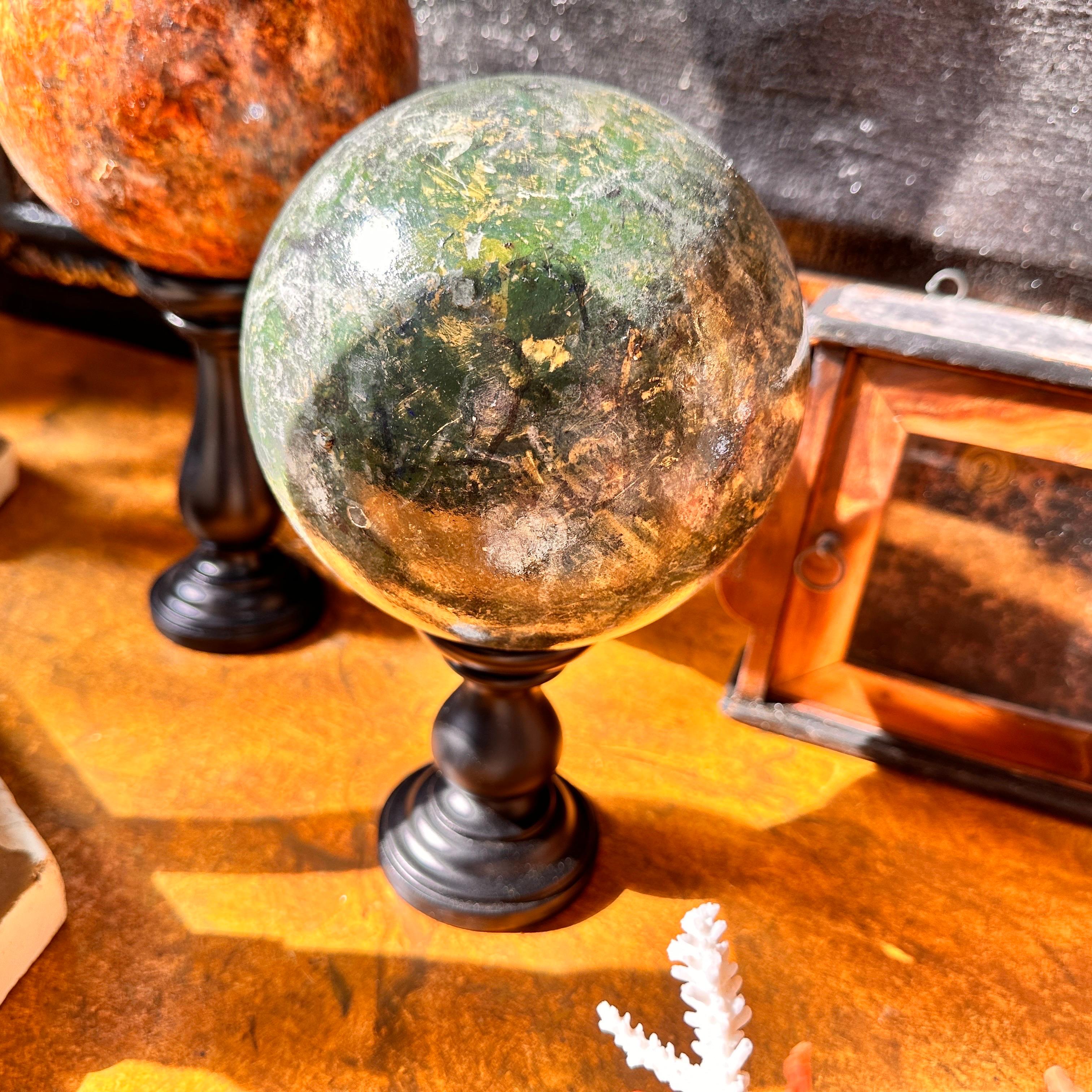 Dos Esferas Italianas Art Decó de 1930 de Madera Pintada de Mármol Falso sobre Soporte Negro Pintado a mano en venta