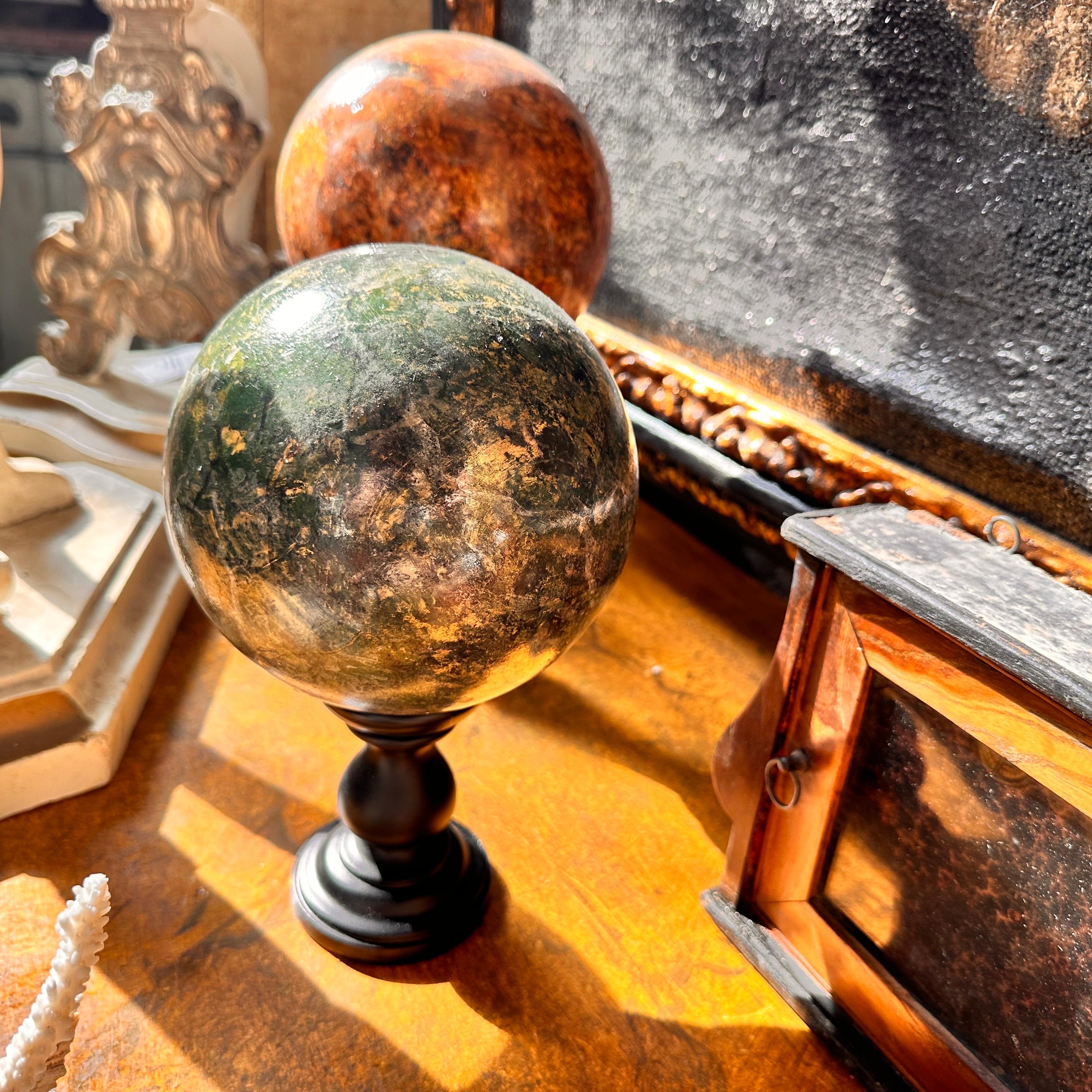 Dos Esferas Italianas Art Decó de 1930 de Madera Pintada de Mármol Falso sobre Soporte Negro siglo XX en venta