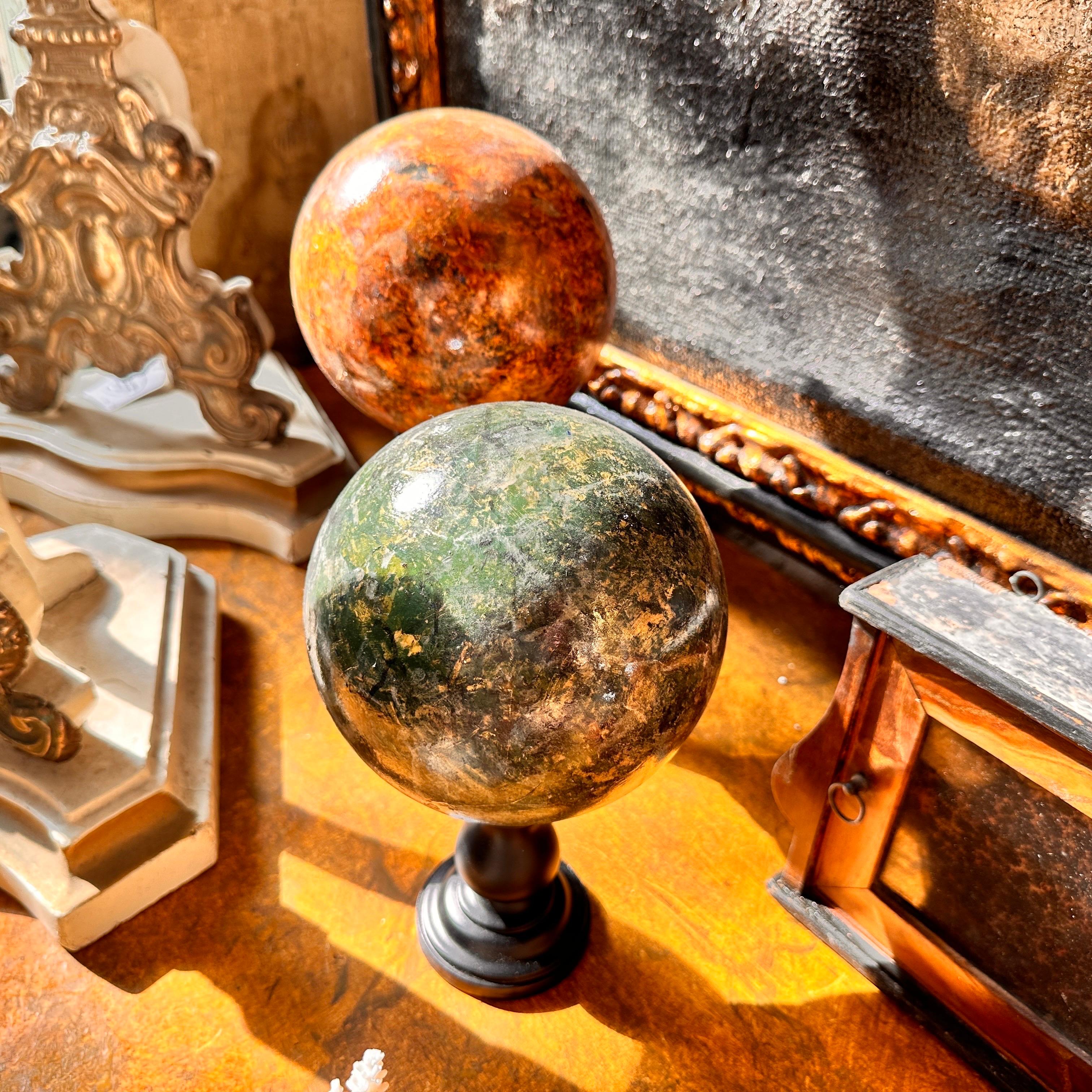 Dos Esferas Italianas Art Decó de 1930 de Madera Pintada de Mármol Falso sobre Soporte Negro Madera frutal en venta