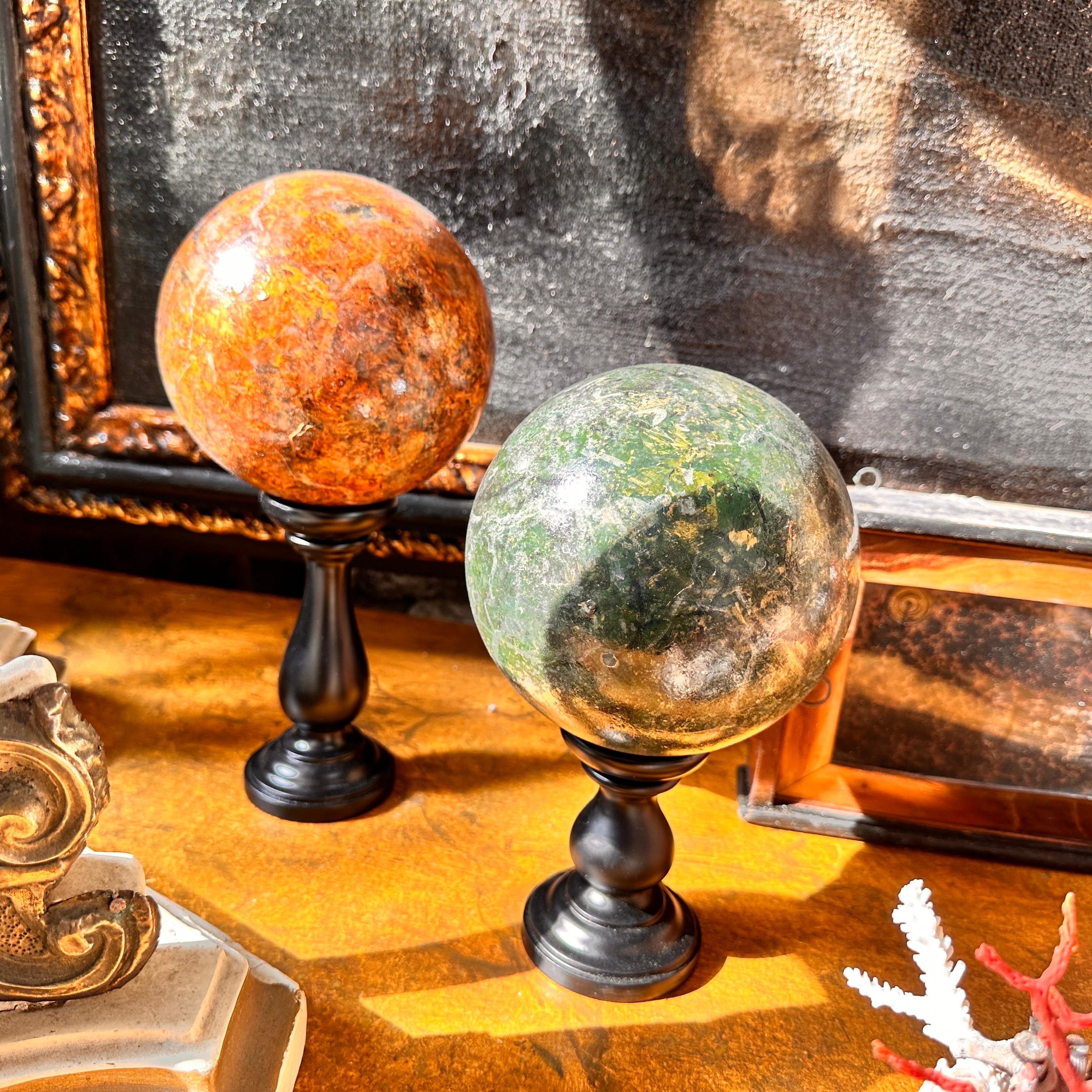 Dos Esferas Italianas Art Decó de 1930 de Madera Pintada de Mármol Falso sobre Soporte Negro en venta 2